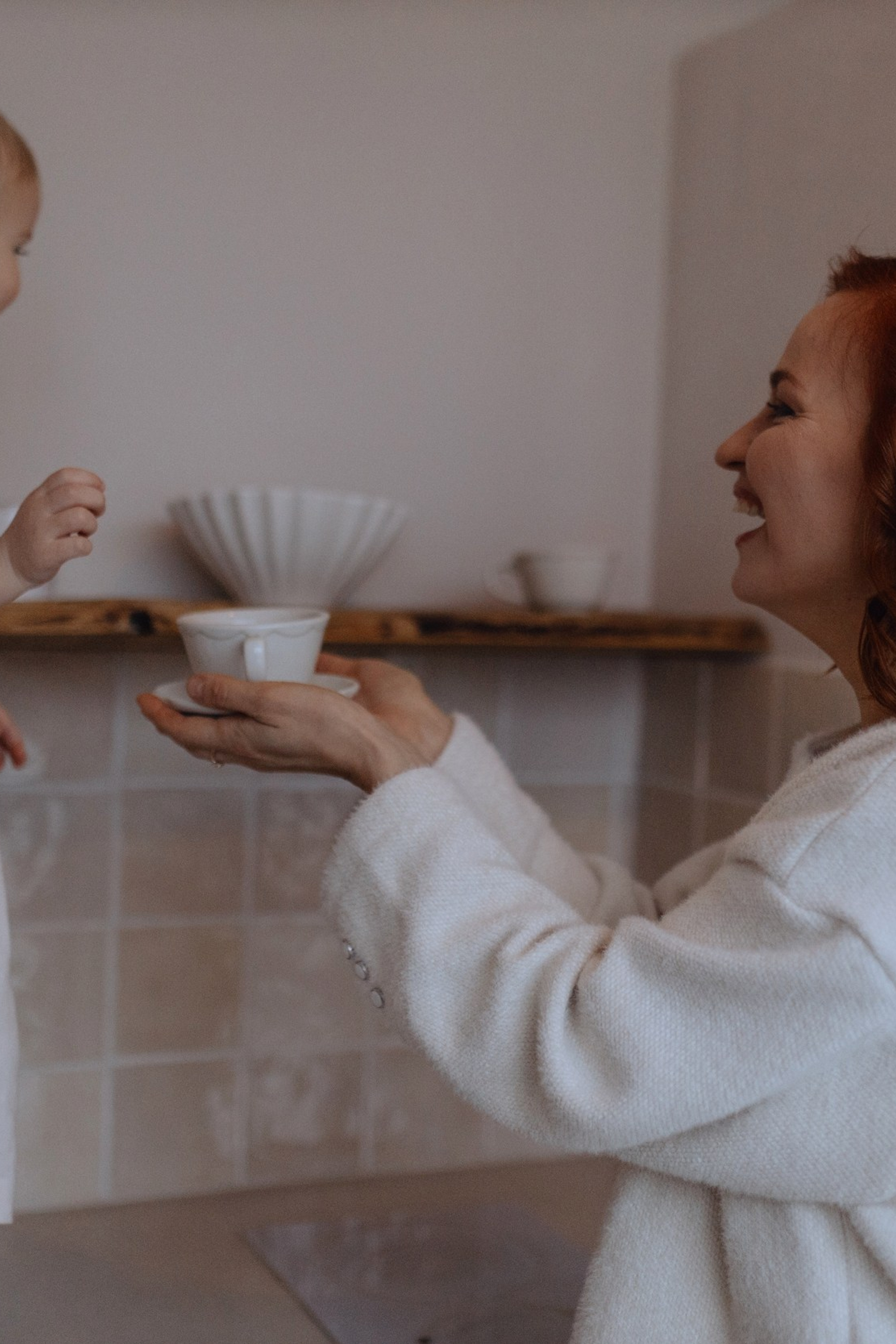 фотосессия семьи с ребёнком в интерьере