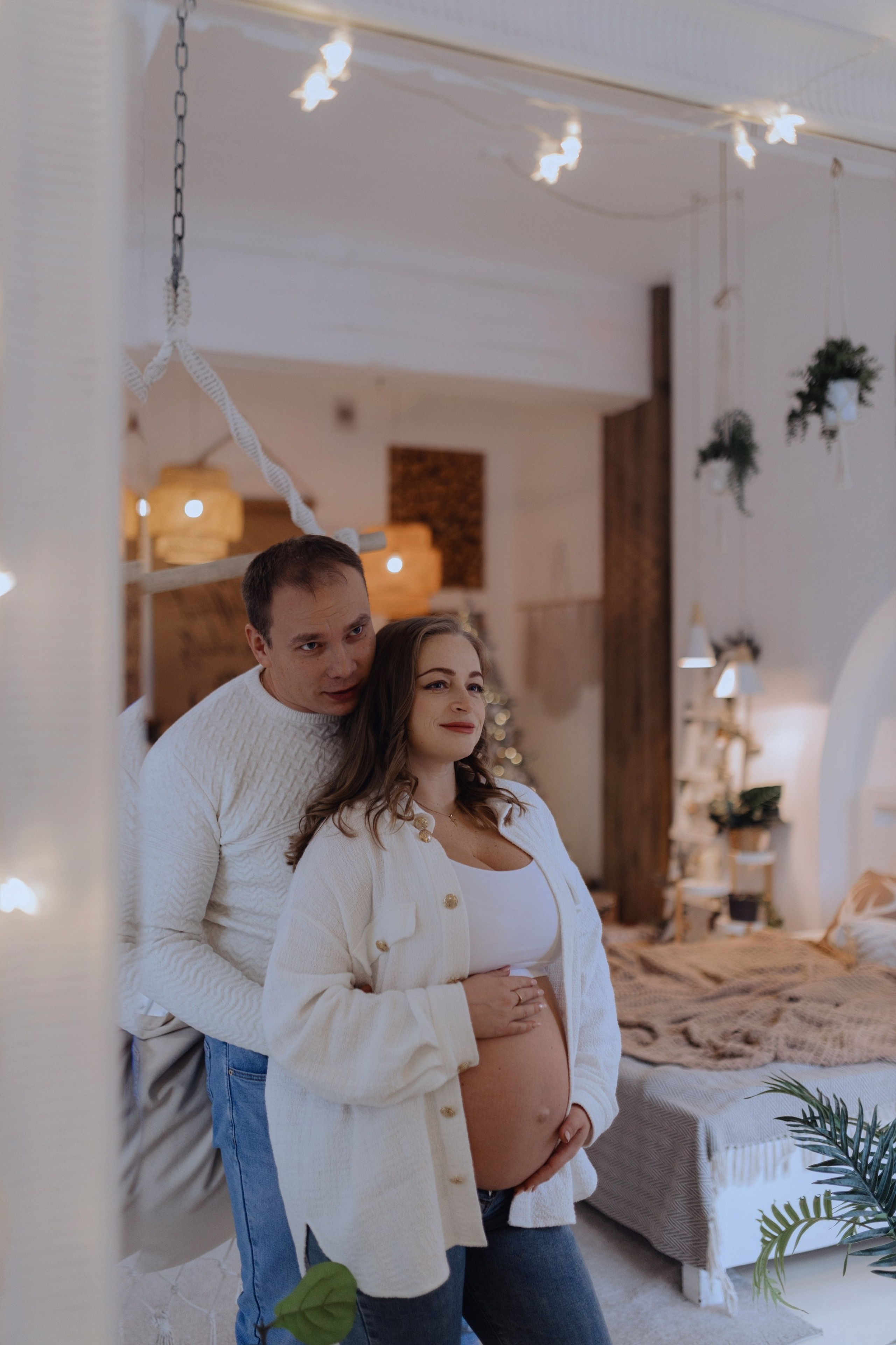 семейный портрет пары в ожидании малыша