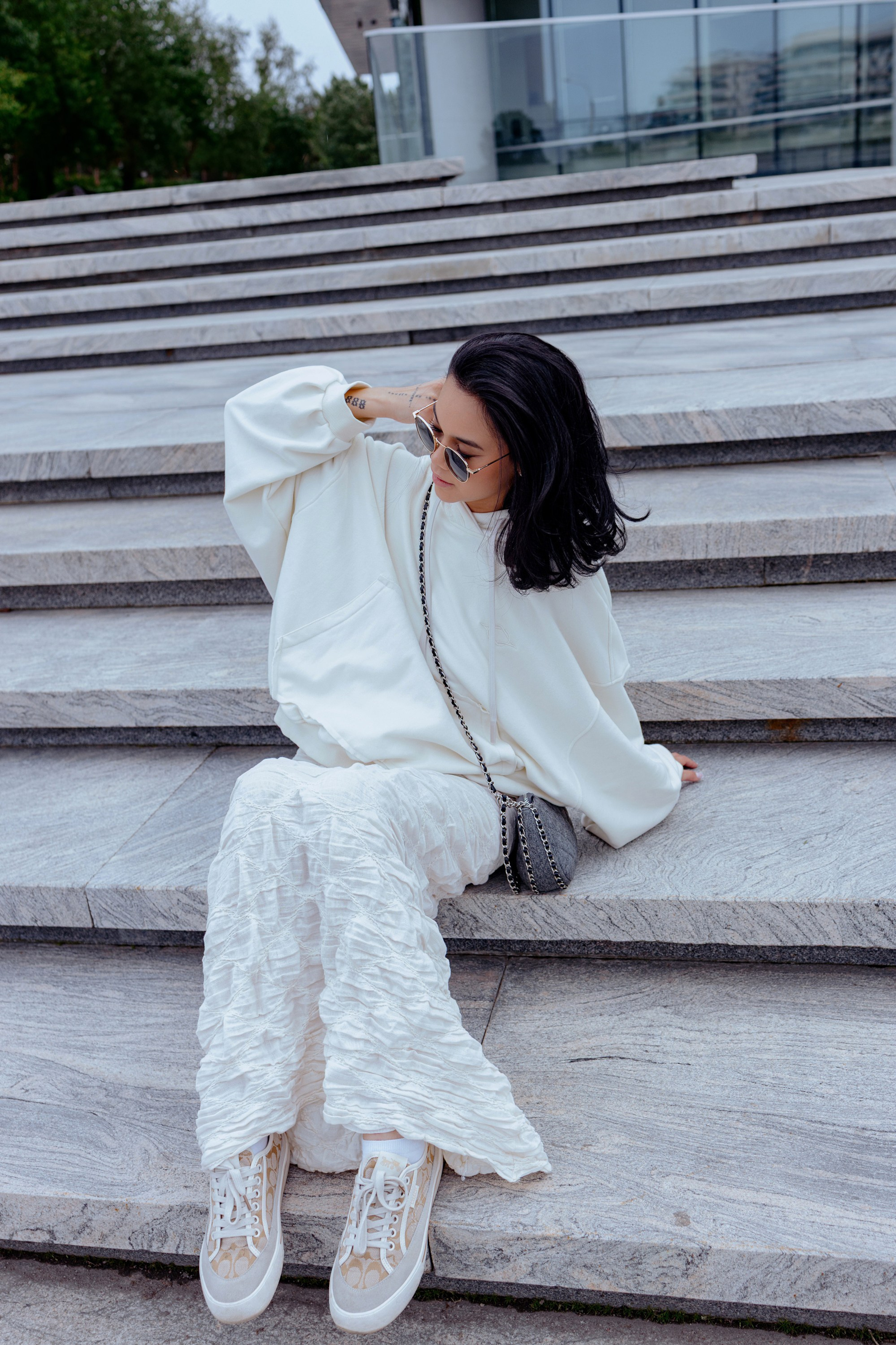 Лера в стильном образе на фоне питерской архитектуры