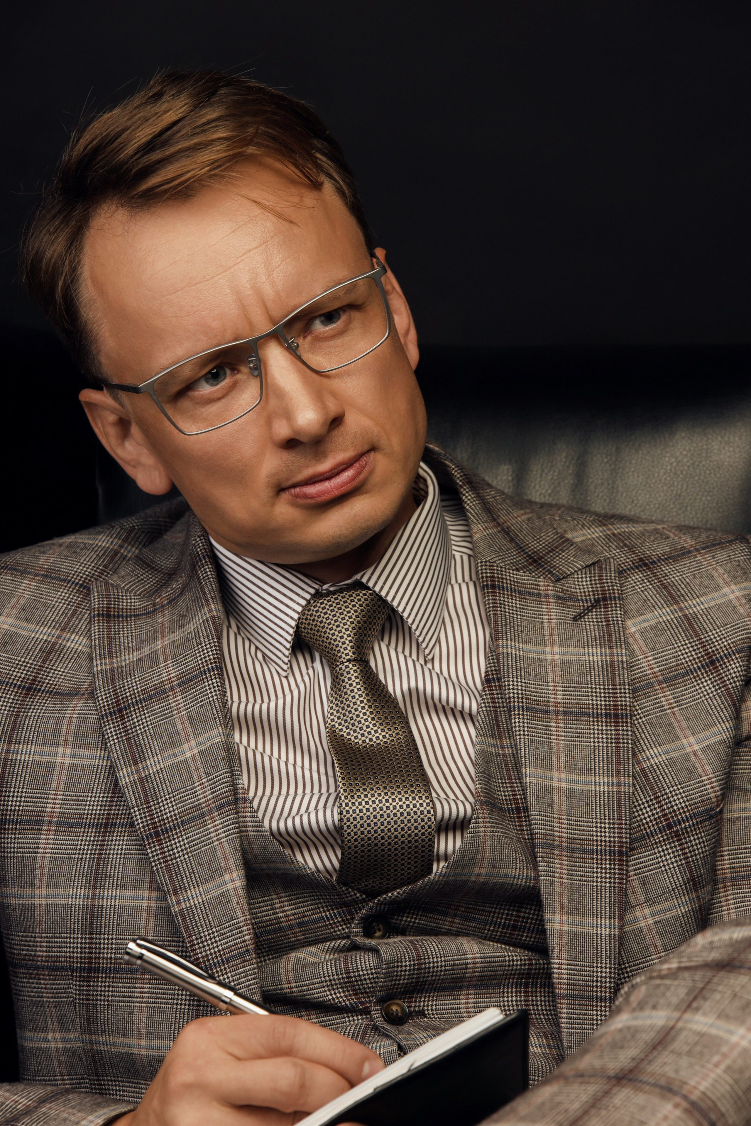 деловой портрет мужчины в лаконичном образе