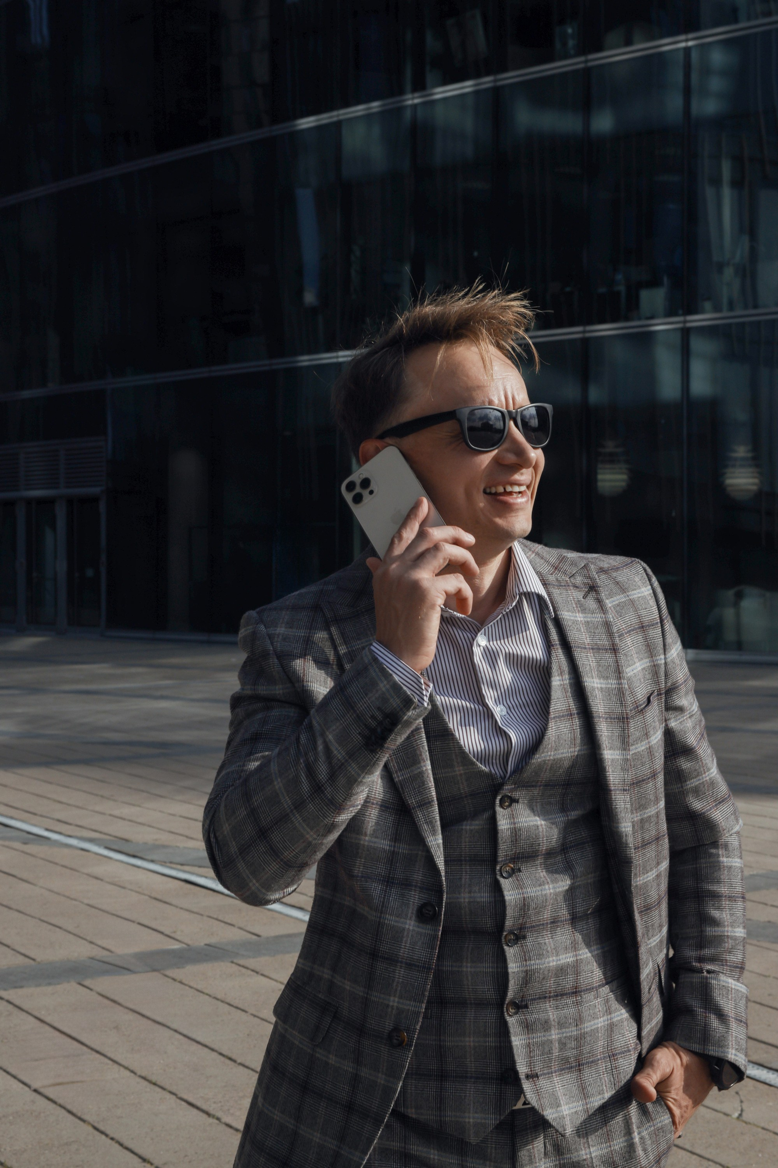 бизнес портрет мужчины в городе без постановки