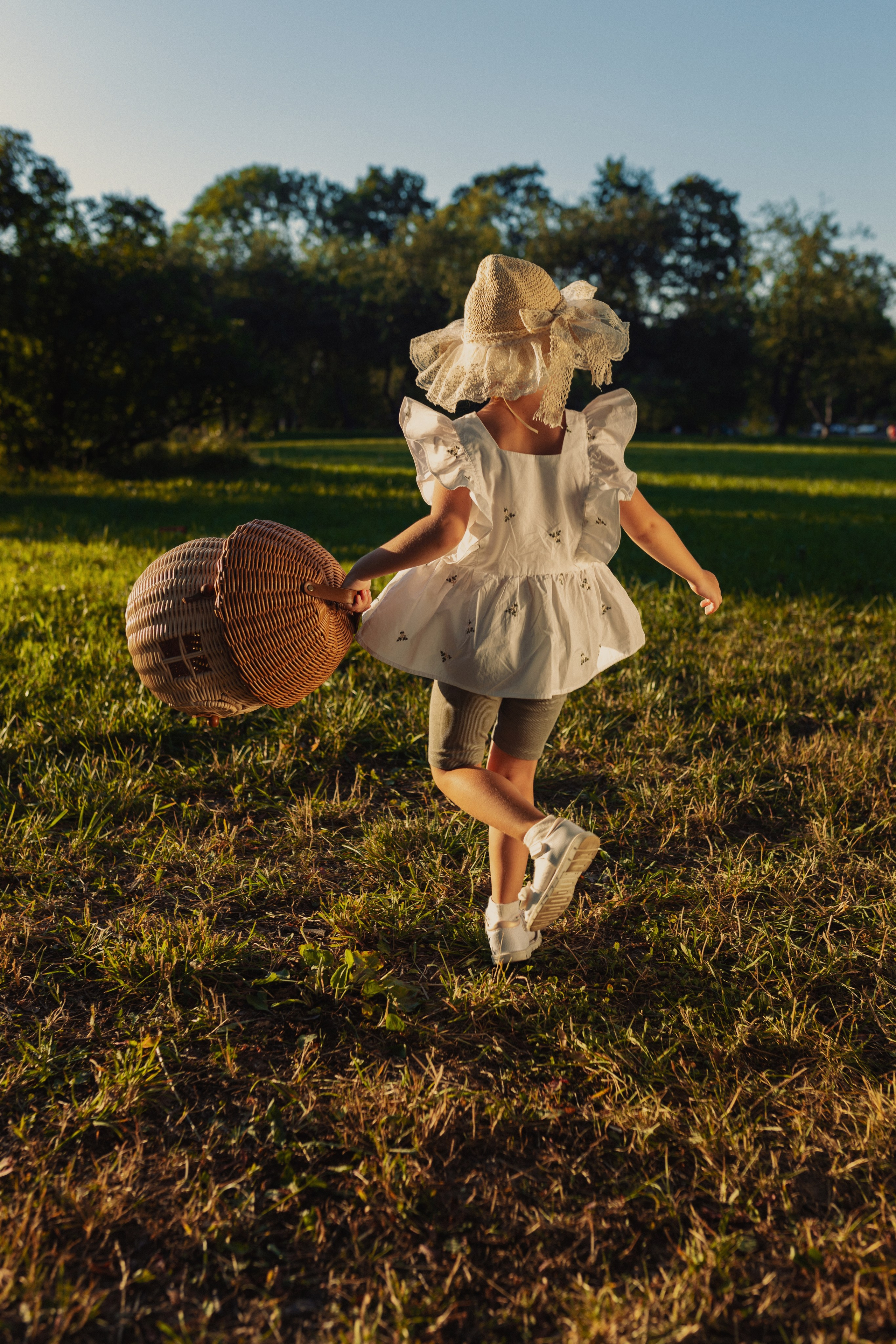 семейная фотосессия летом в движении с детьми