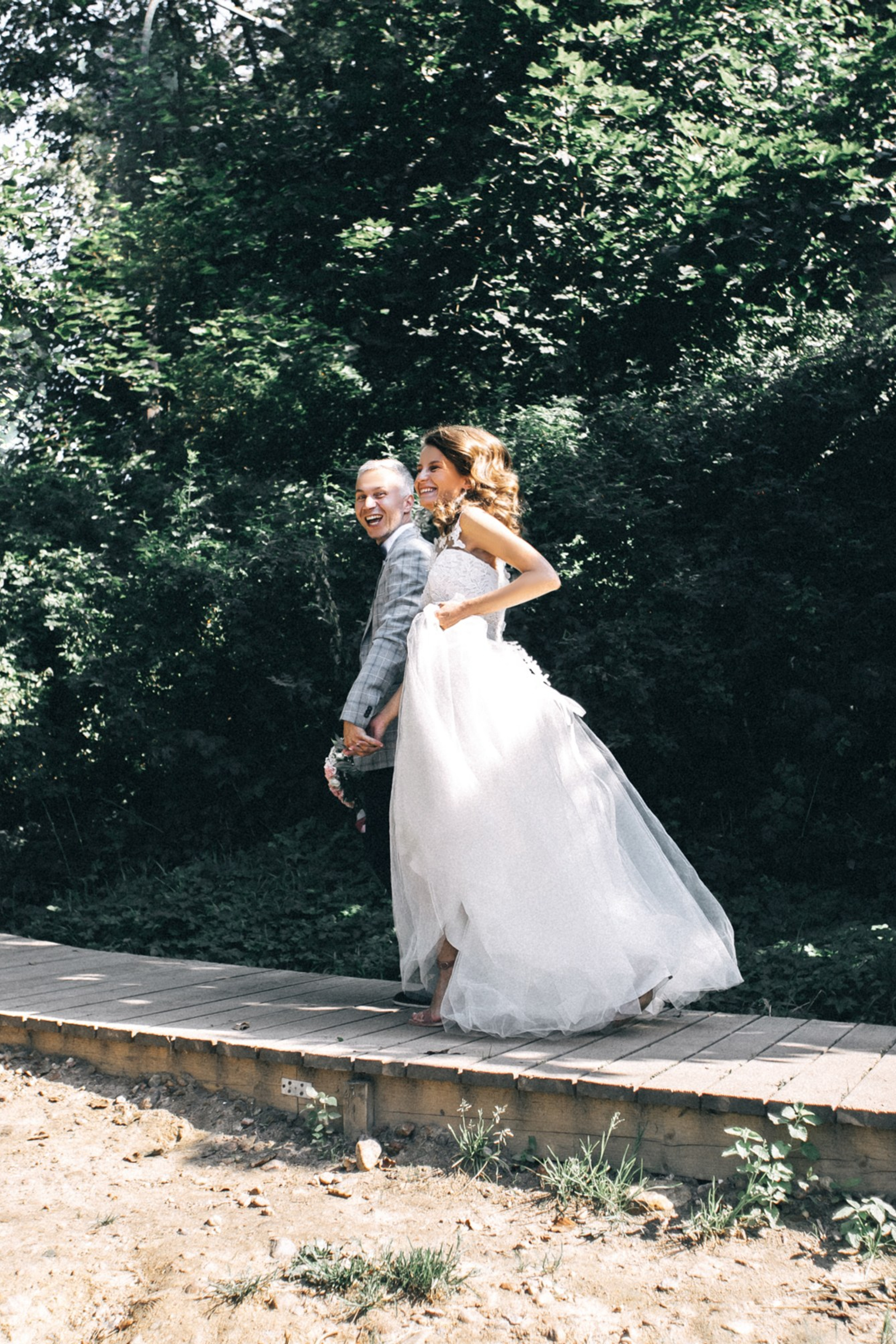 прогулка молодожёнов летом в парке