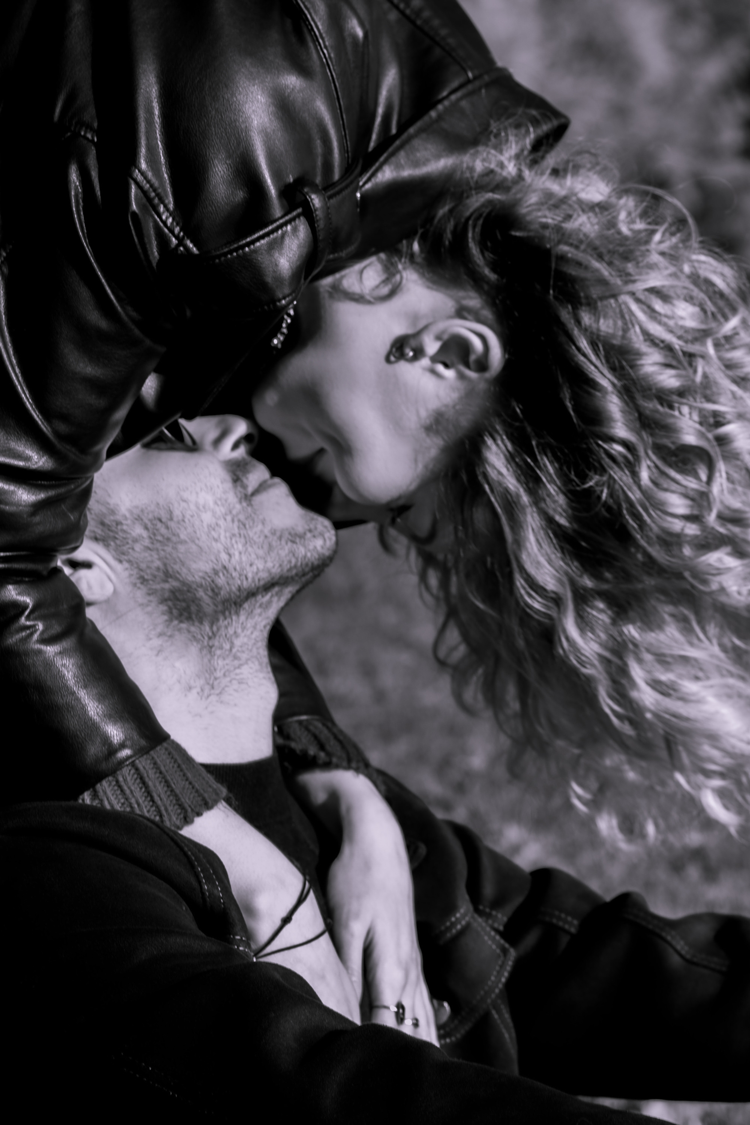 фотосъёмка влюблённой пары летом в городе