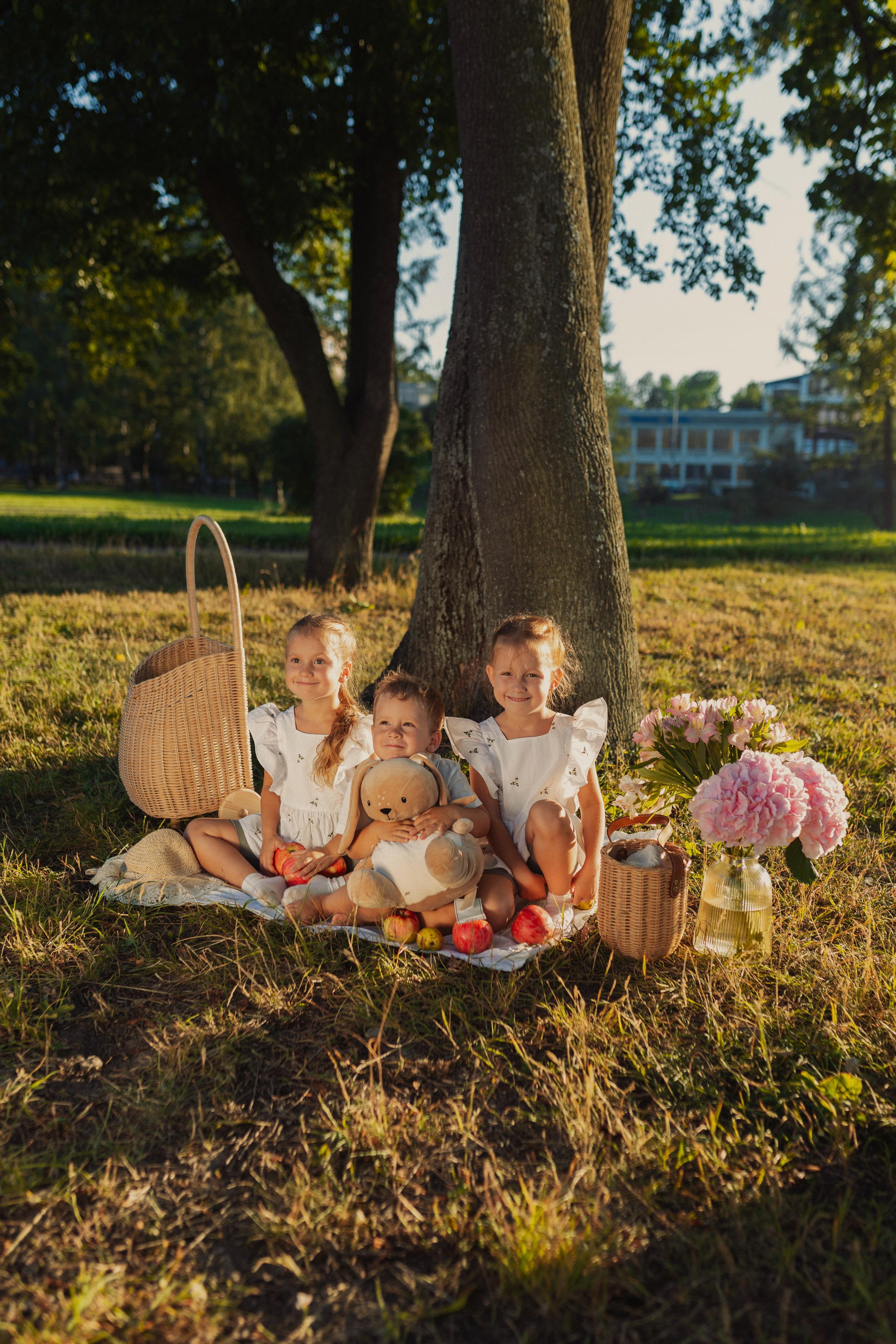 летняя фотосъёмка семьи в уютной атмосфере