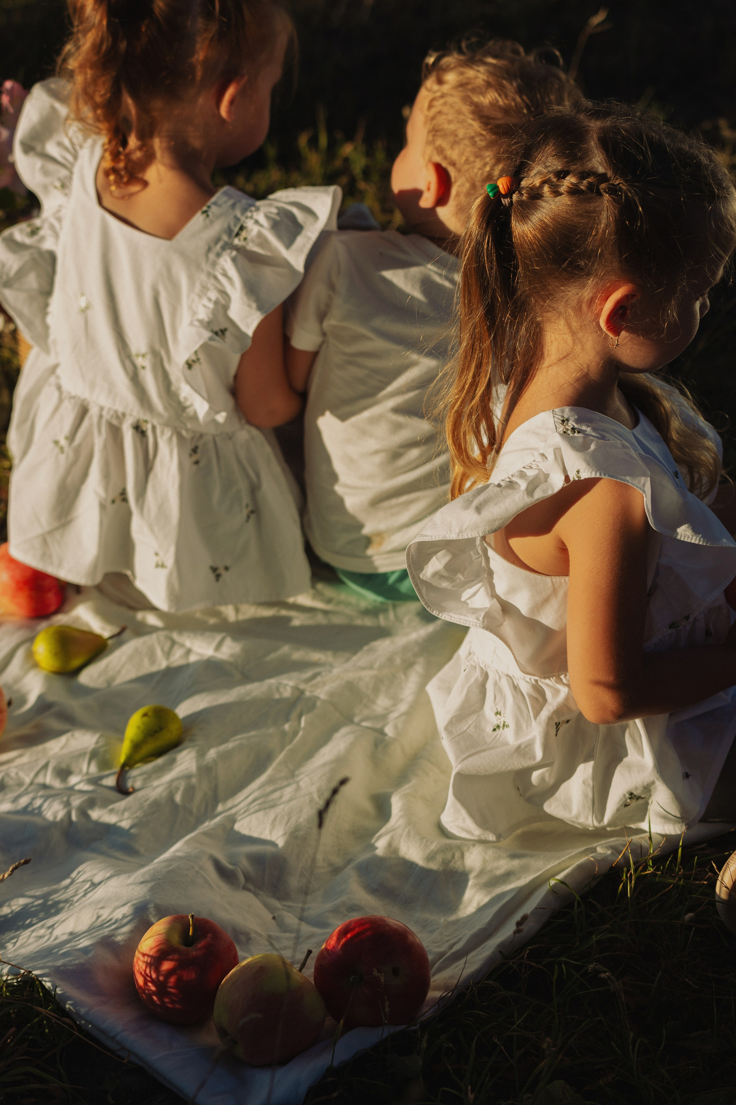 летняя семейная фотосессия мама папа трое детей