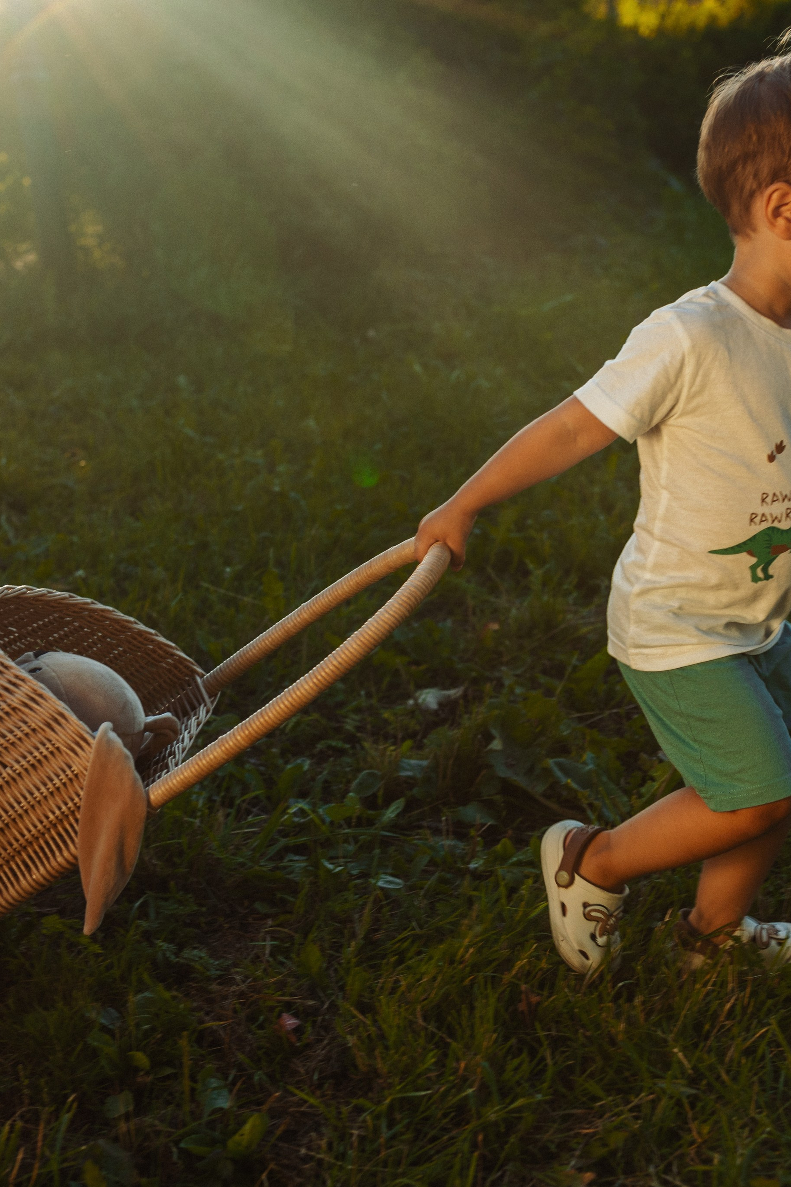 летняя фотосессия семьи с детьми в движении