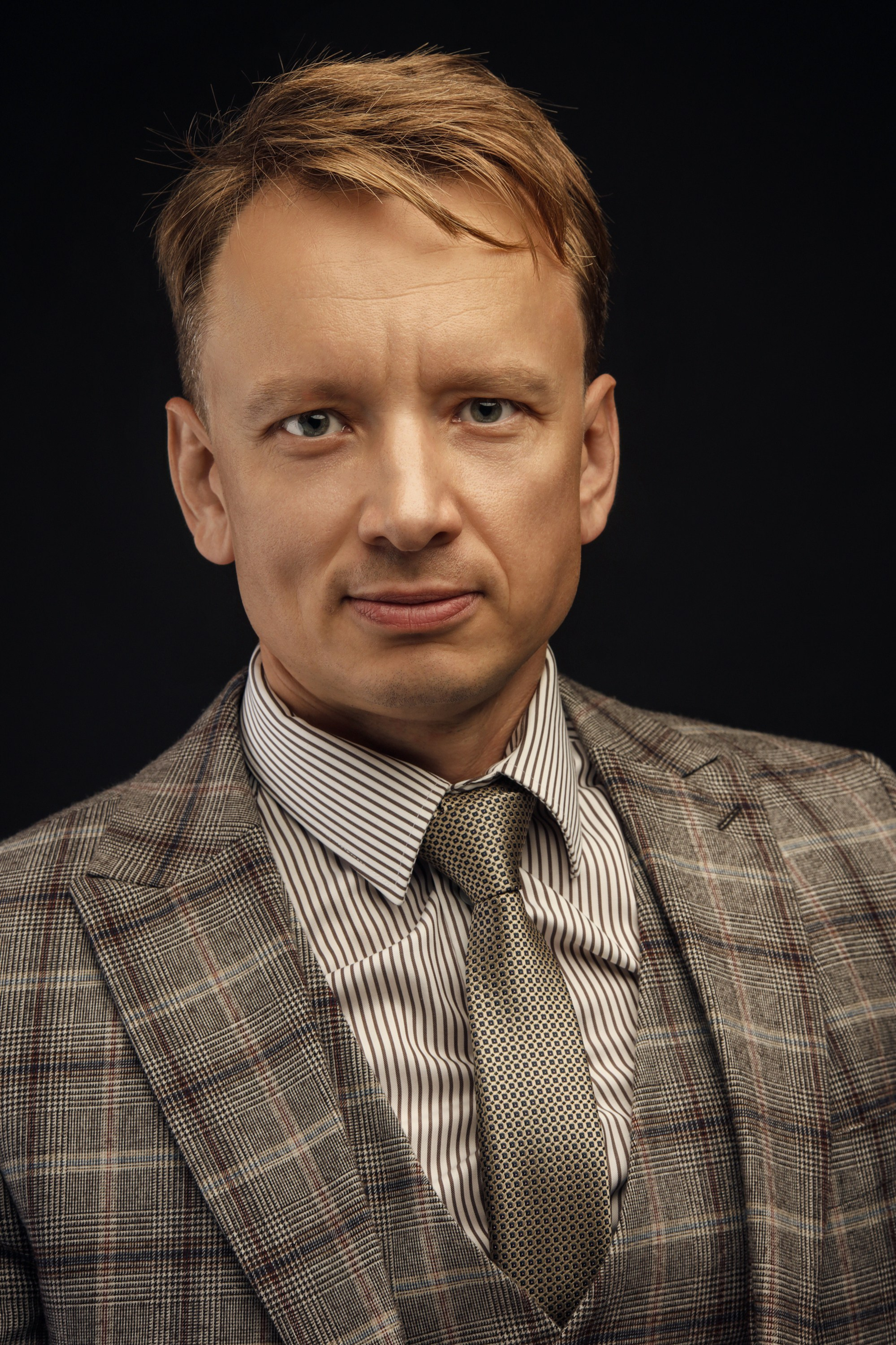 деловой портрет мужчины в светлой студии спб