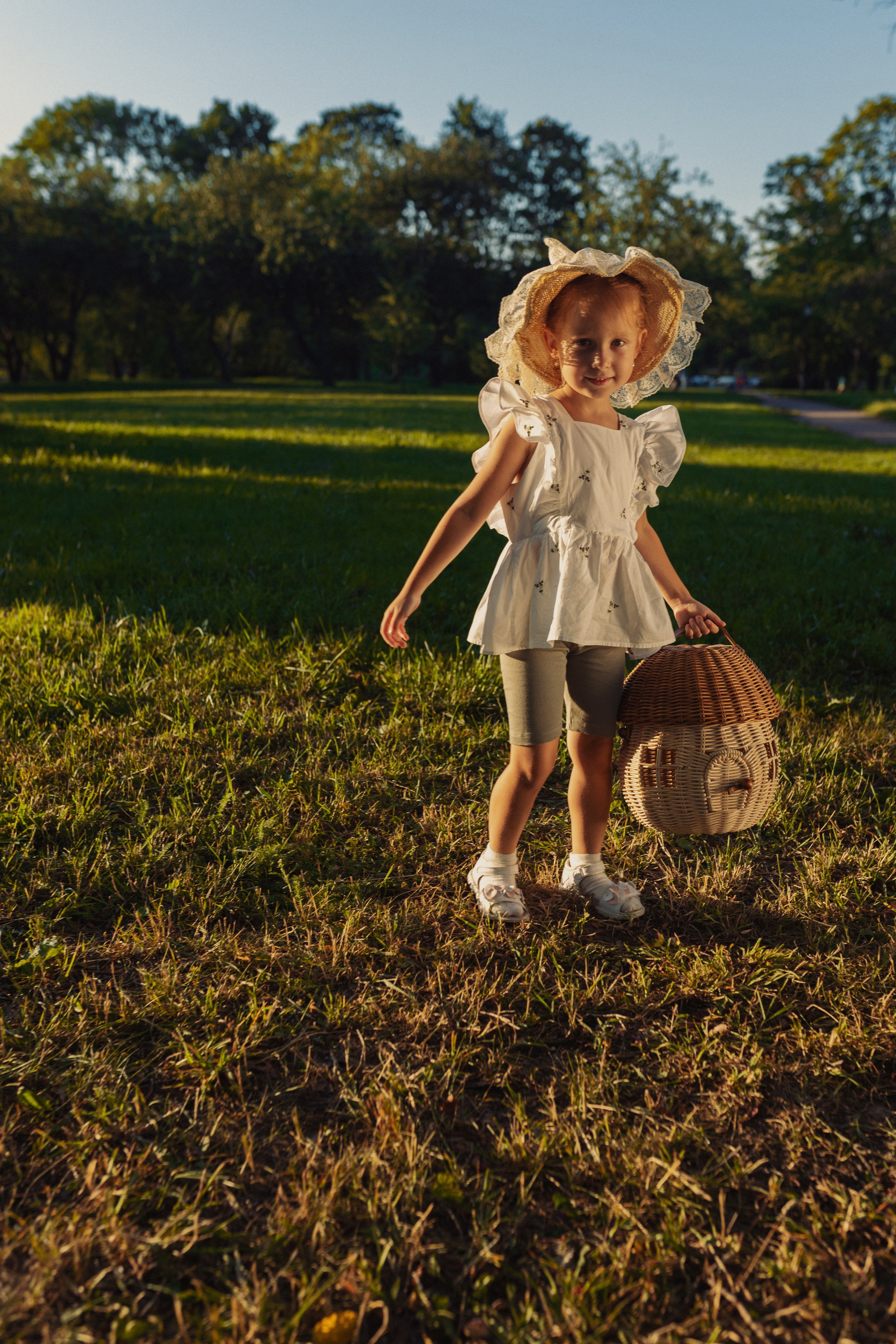 летний портрет семьи в городской прогулке