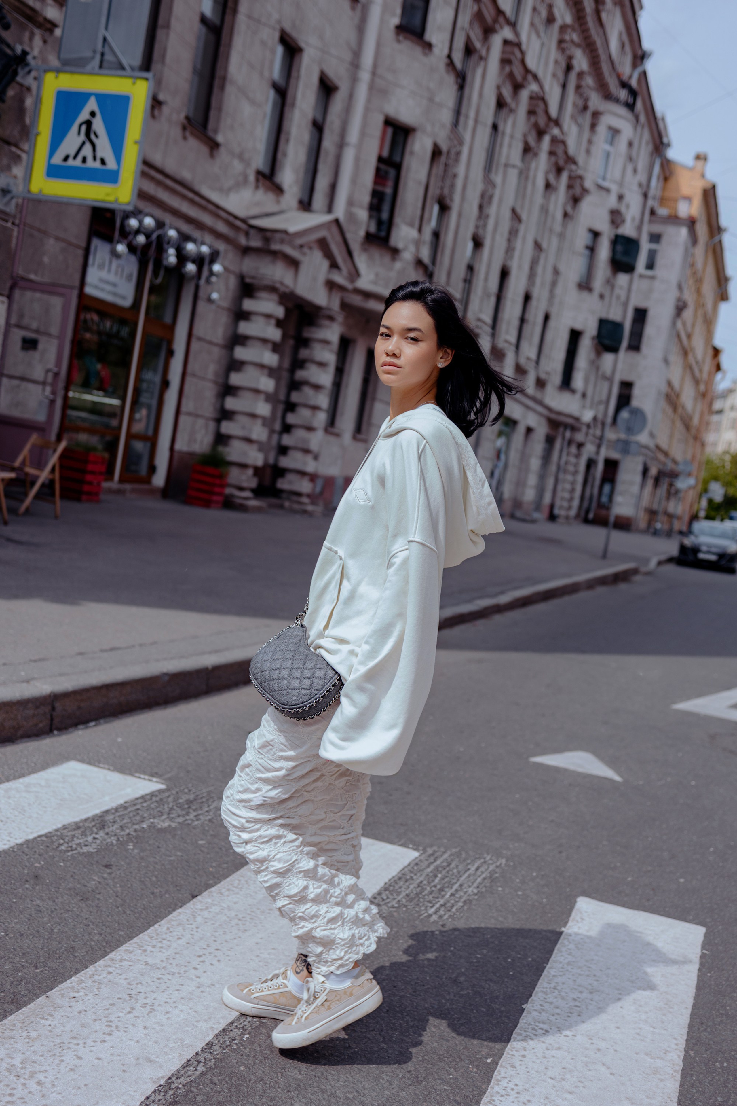 Лера в стильном образе на фоне питерской архитектуры