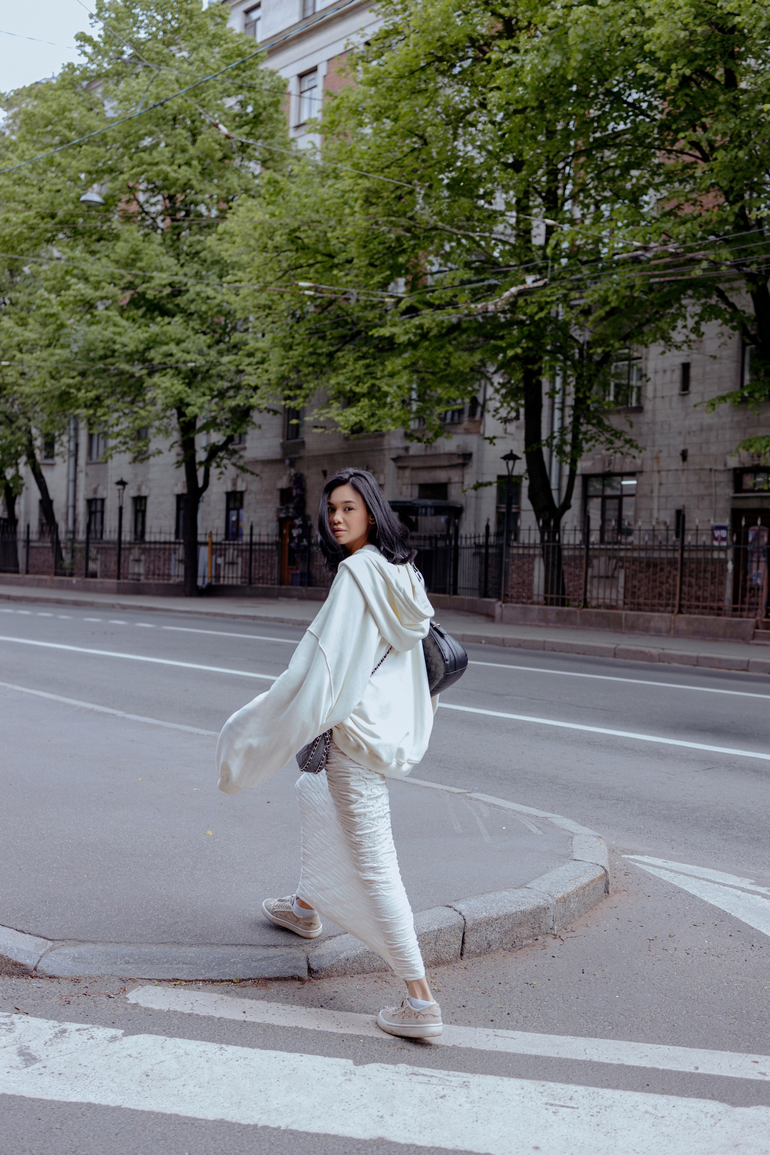 Лера в стильном образе на фоне питерской архитектуры