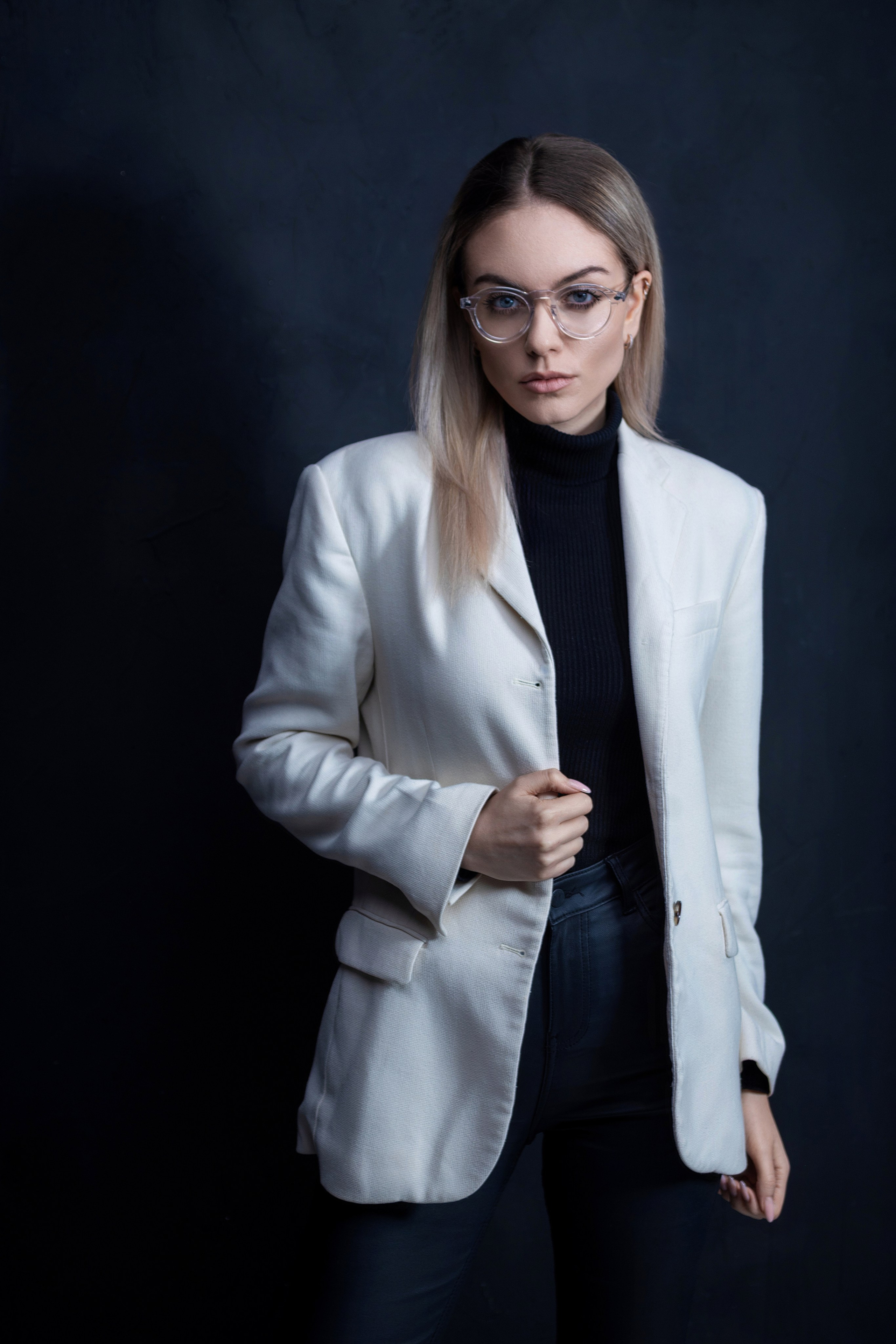 Portrait photographer, wedding photographer, studio photographer, love story photo shoot, concert photographer, reportage photographer, commercial photographer, fashion photographer, worldwide photographer, subject photographer