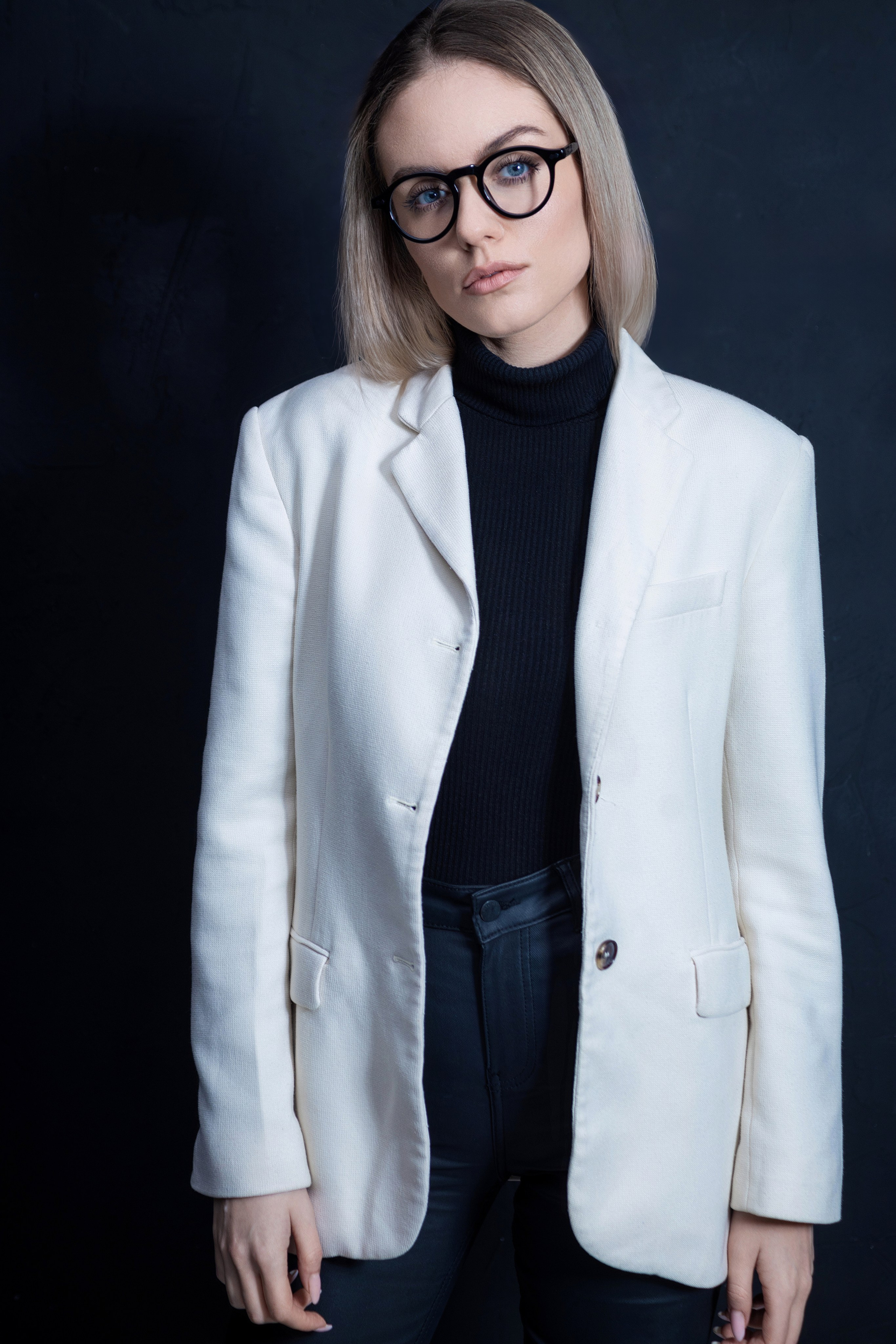 Portrait photographer, wedding photographer, studio photographer, love story photo shoot, concert photographer, reportage photographer, commercial photographer, fashion photographer, worldwide photographer, subject photographer