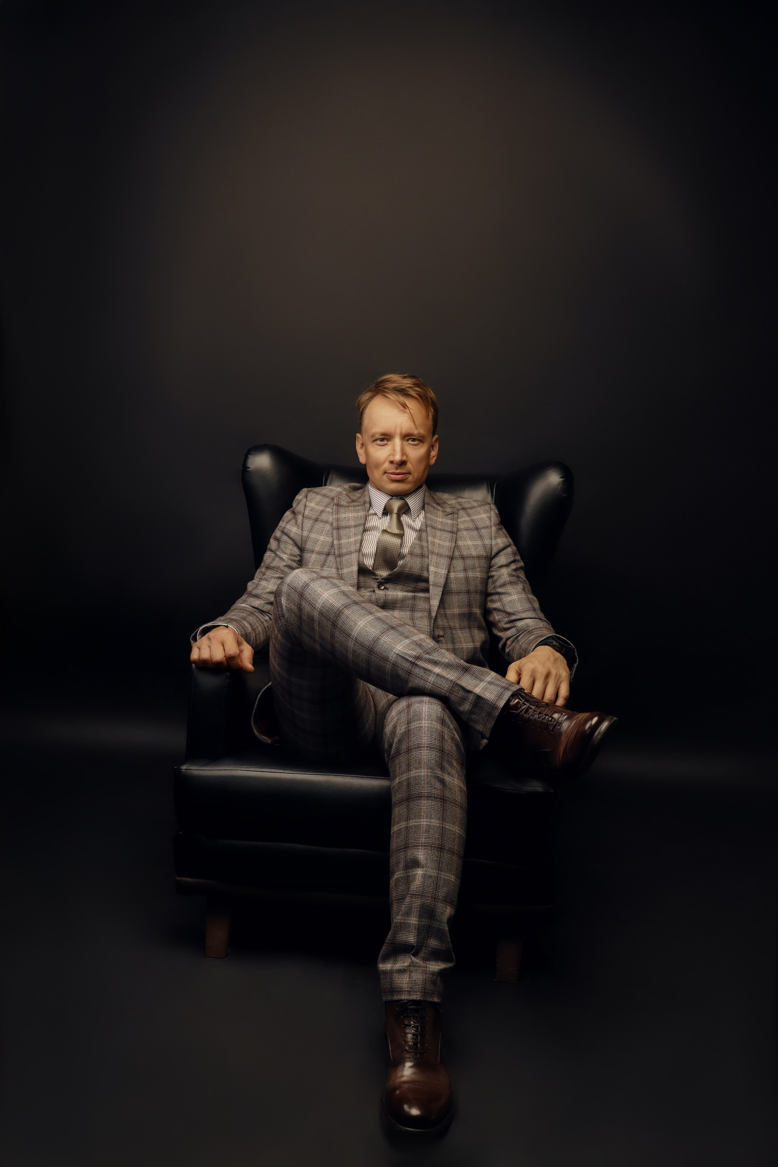 мужской бизнес портрет на студийном фоне