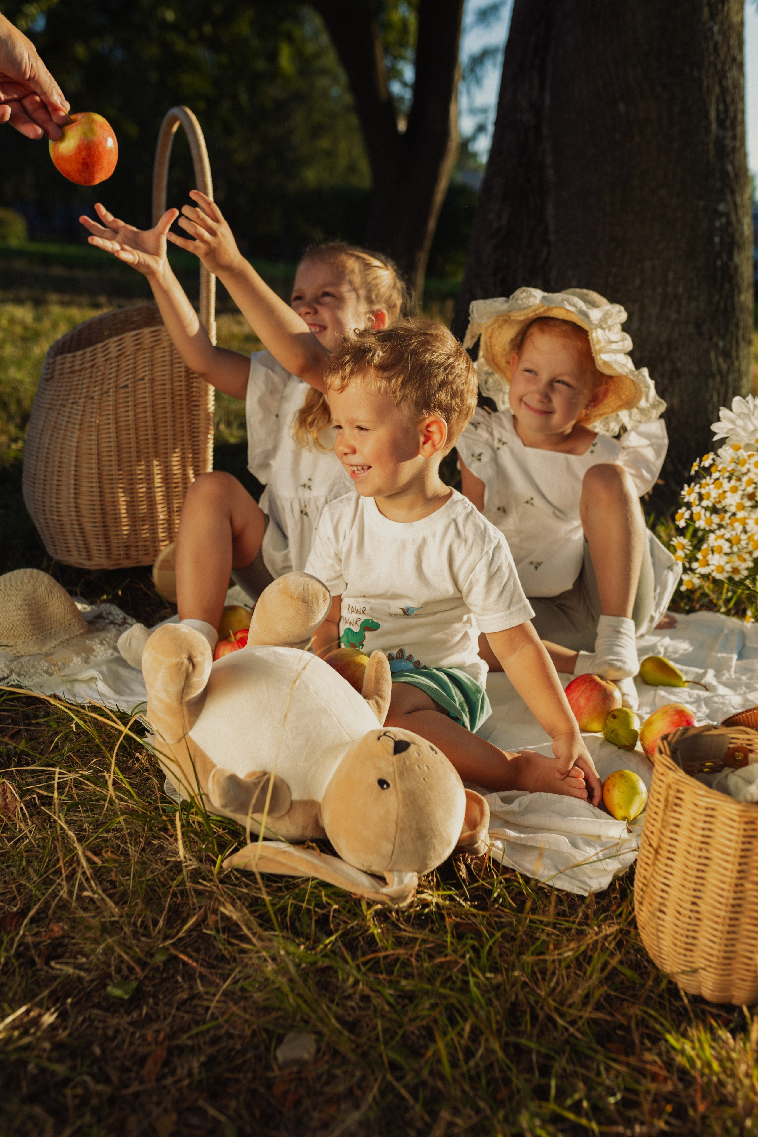 летний семейный портрет с родителями и детьми