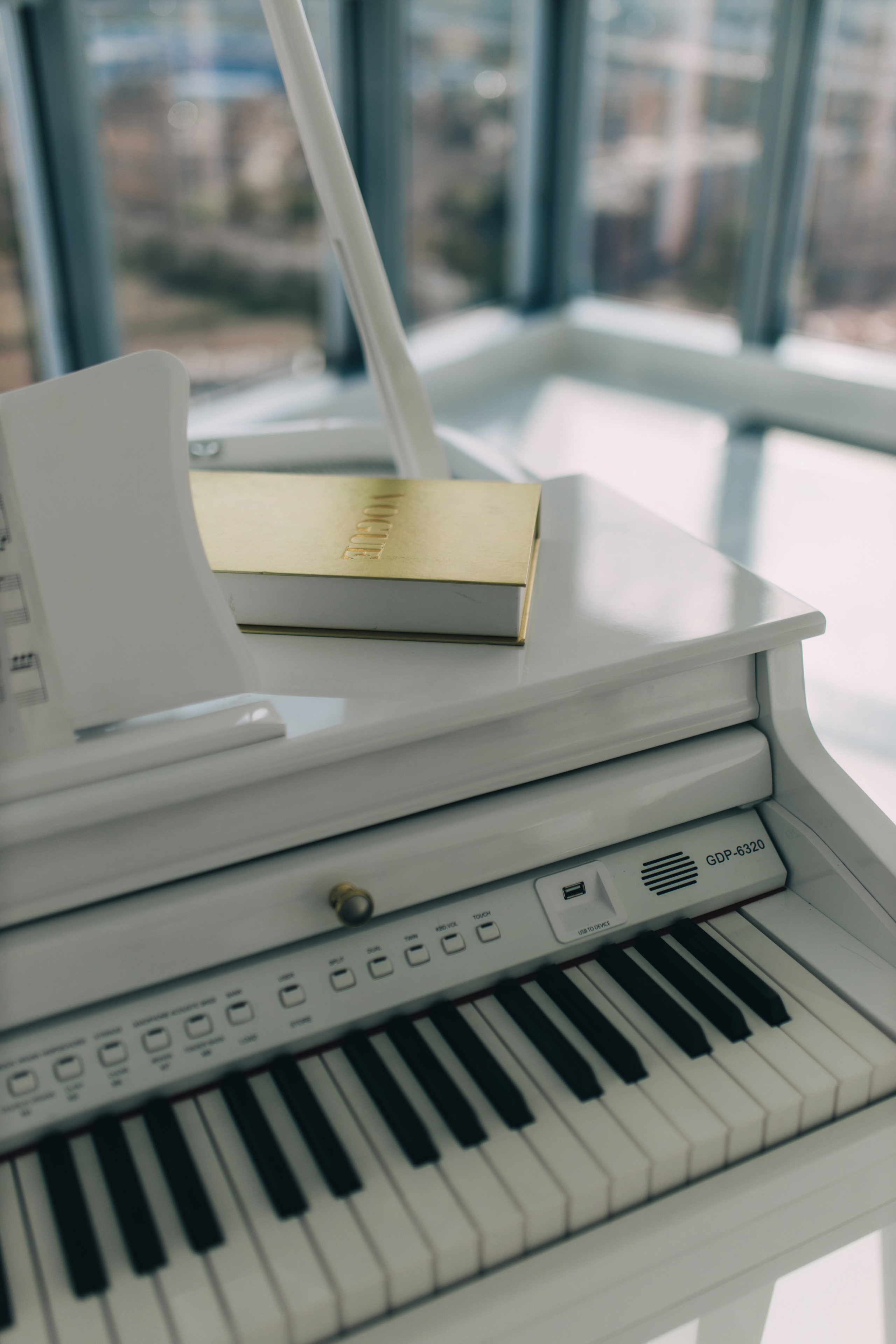 имиджевая съёмка женщины в интерьерной фотостудии