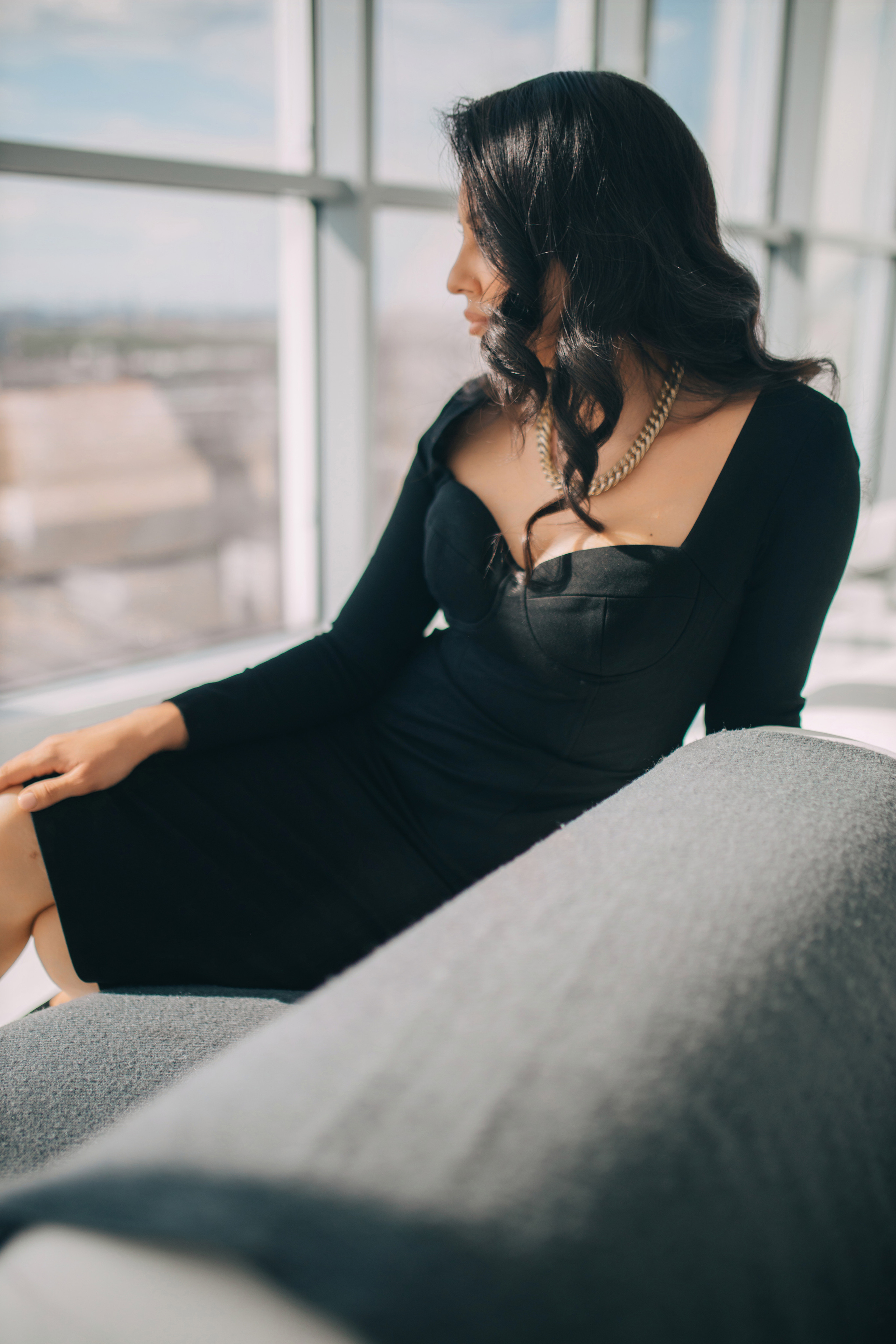 бизнес портрет женщины в интерьерной фотостудии