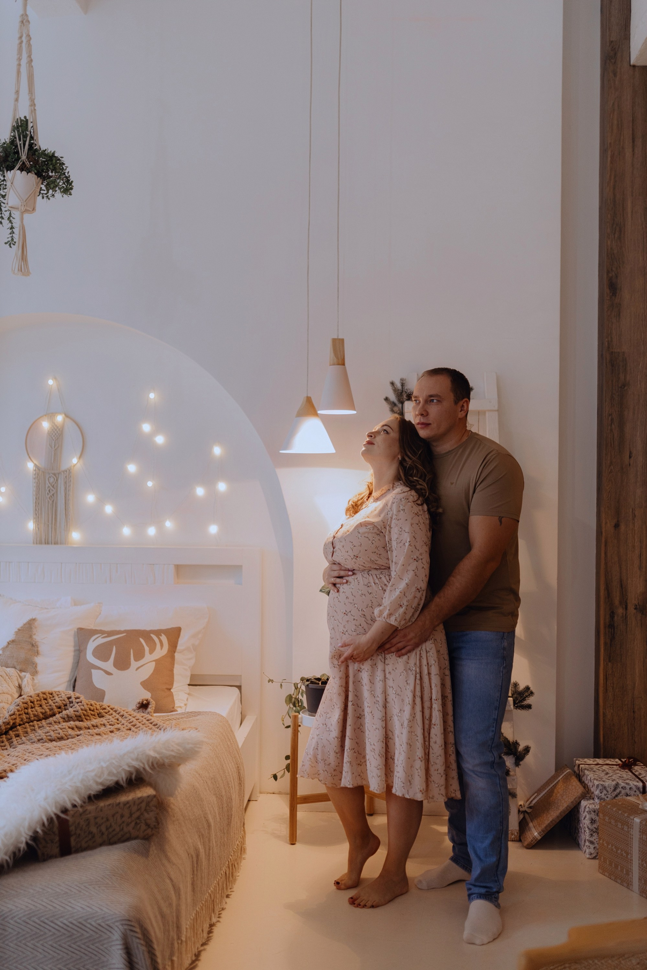 семейный портрет беременной жены и мужа