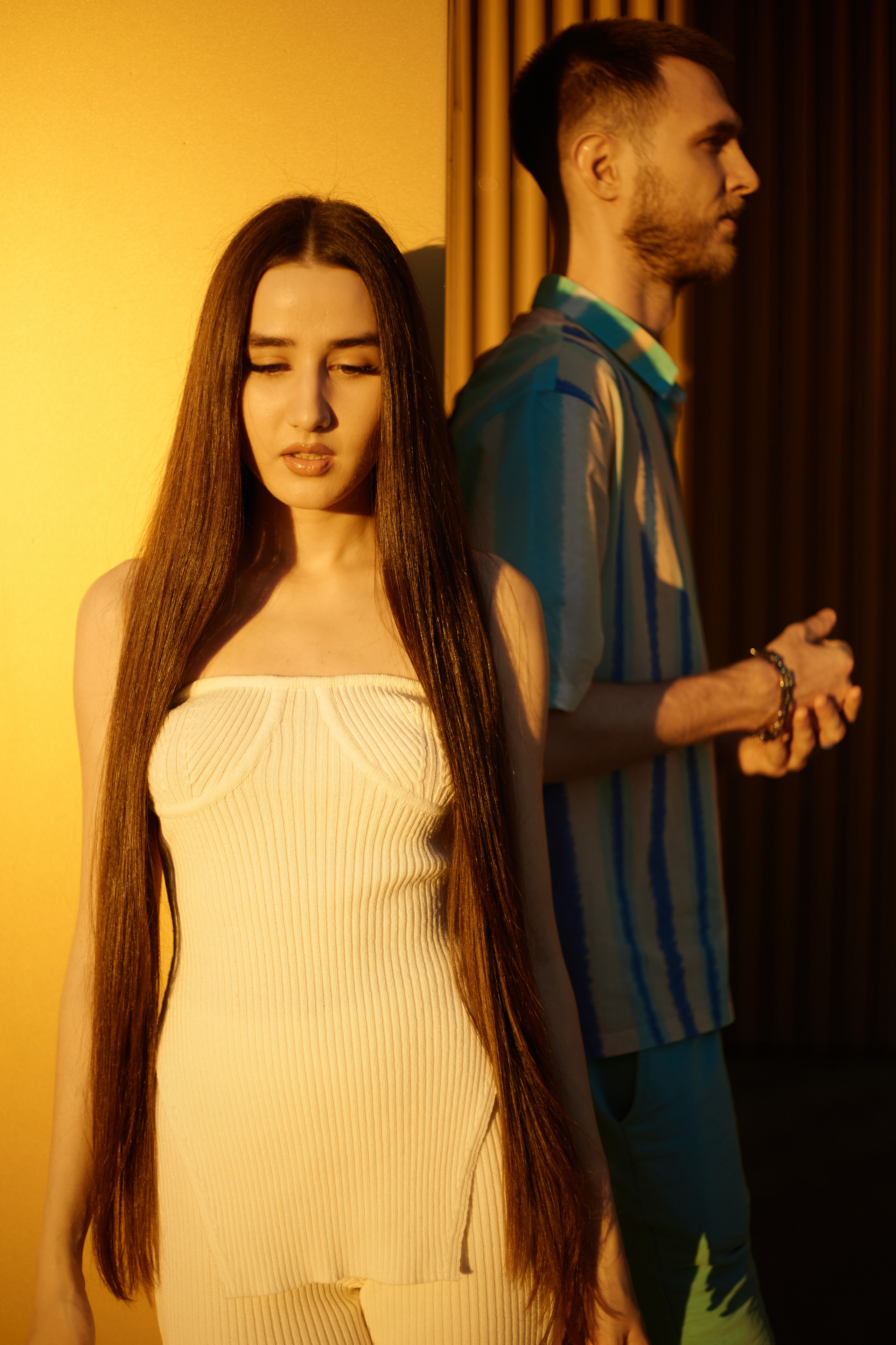 летняя прогулка пары в городе