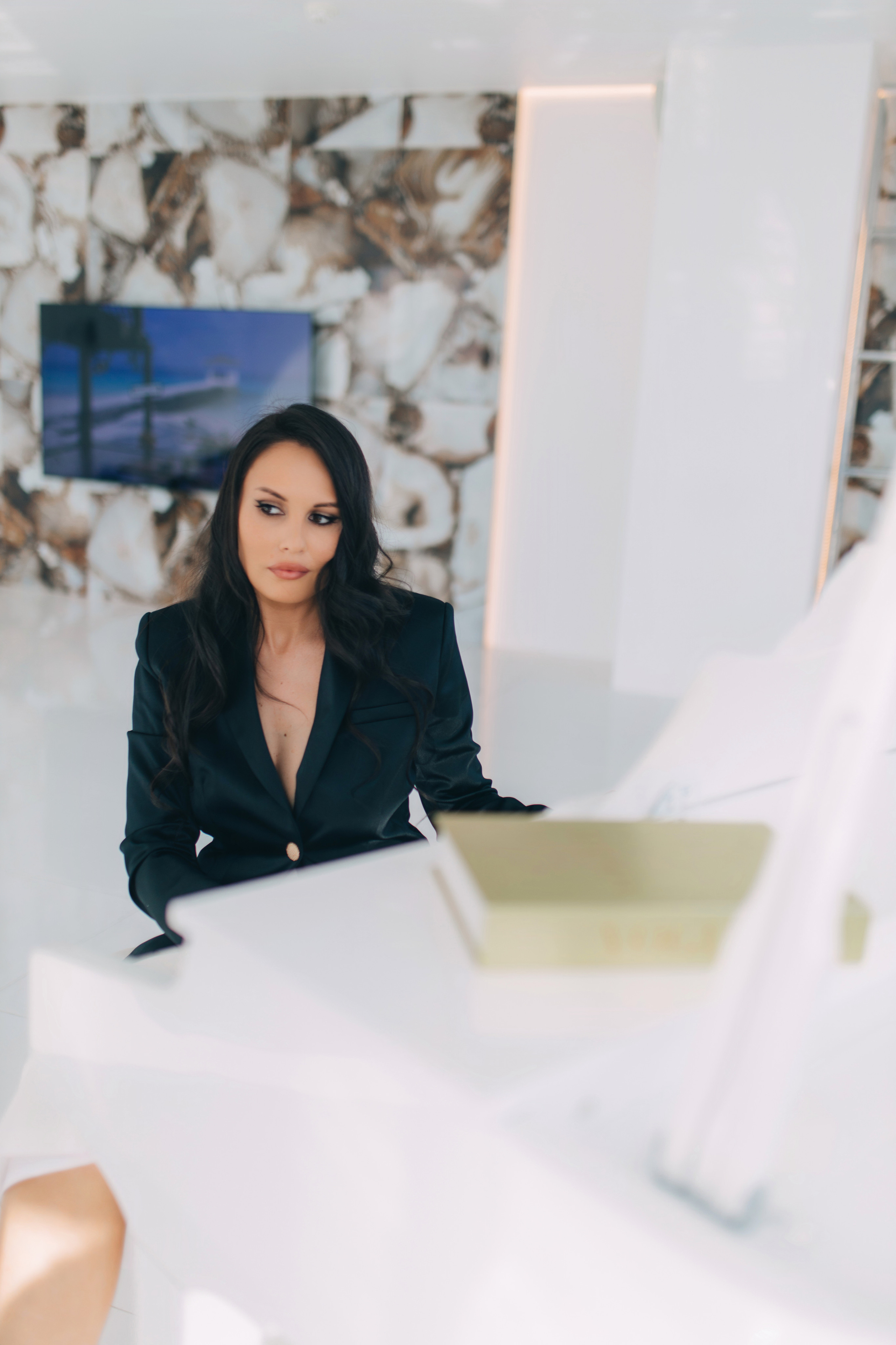 имиджевый портрет женщины в интерьерной студии спб