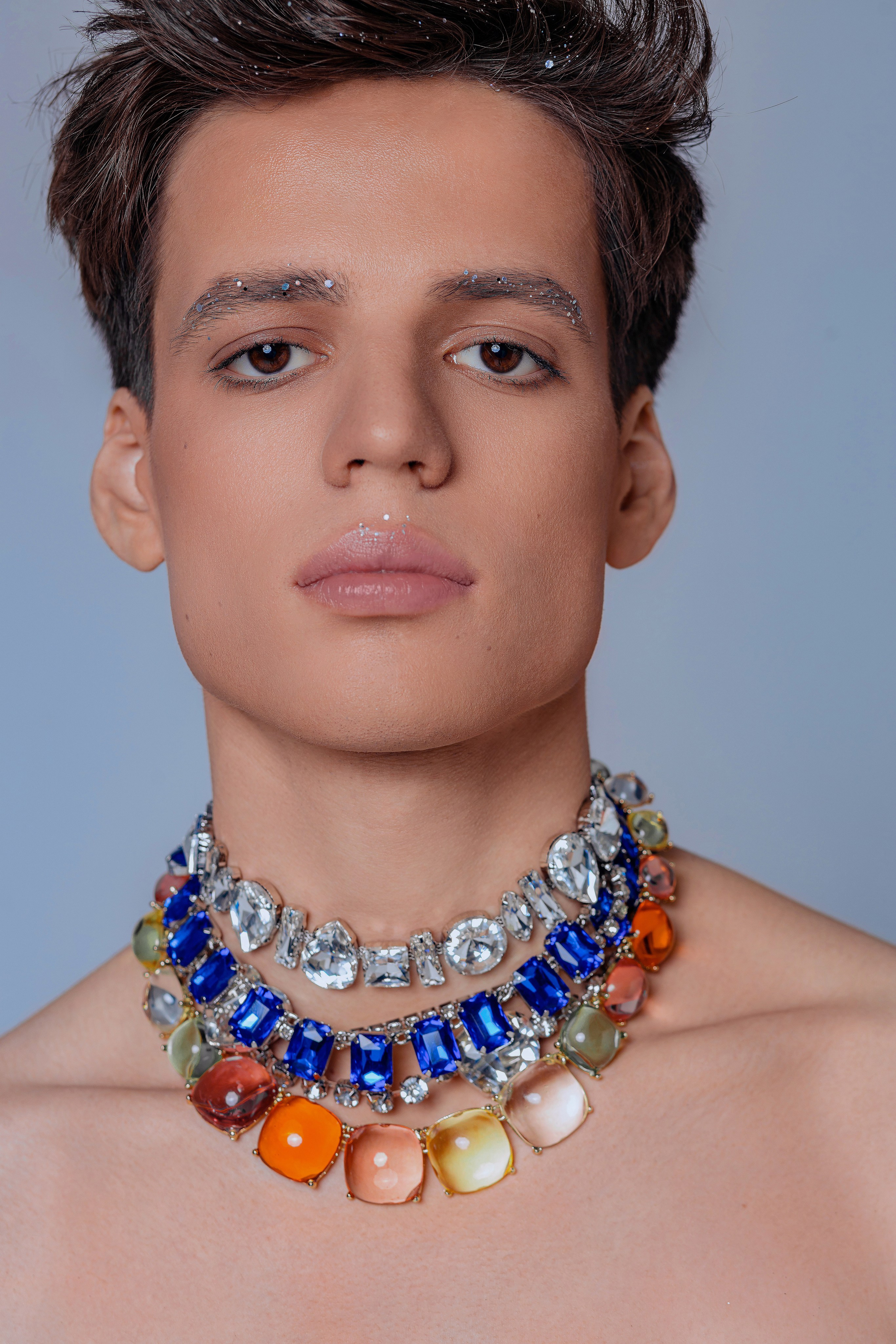 Fashion-портрет: стразы на лице, взгляд в камеру с массивным колье. 