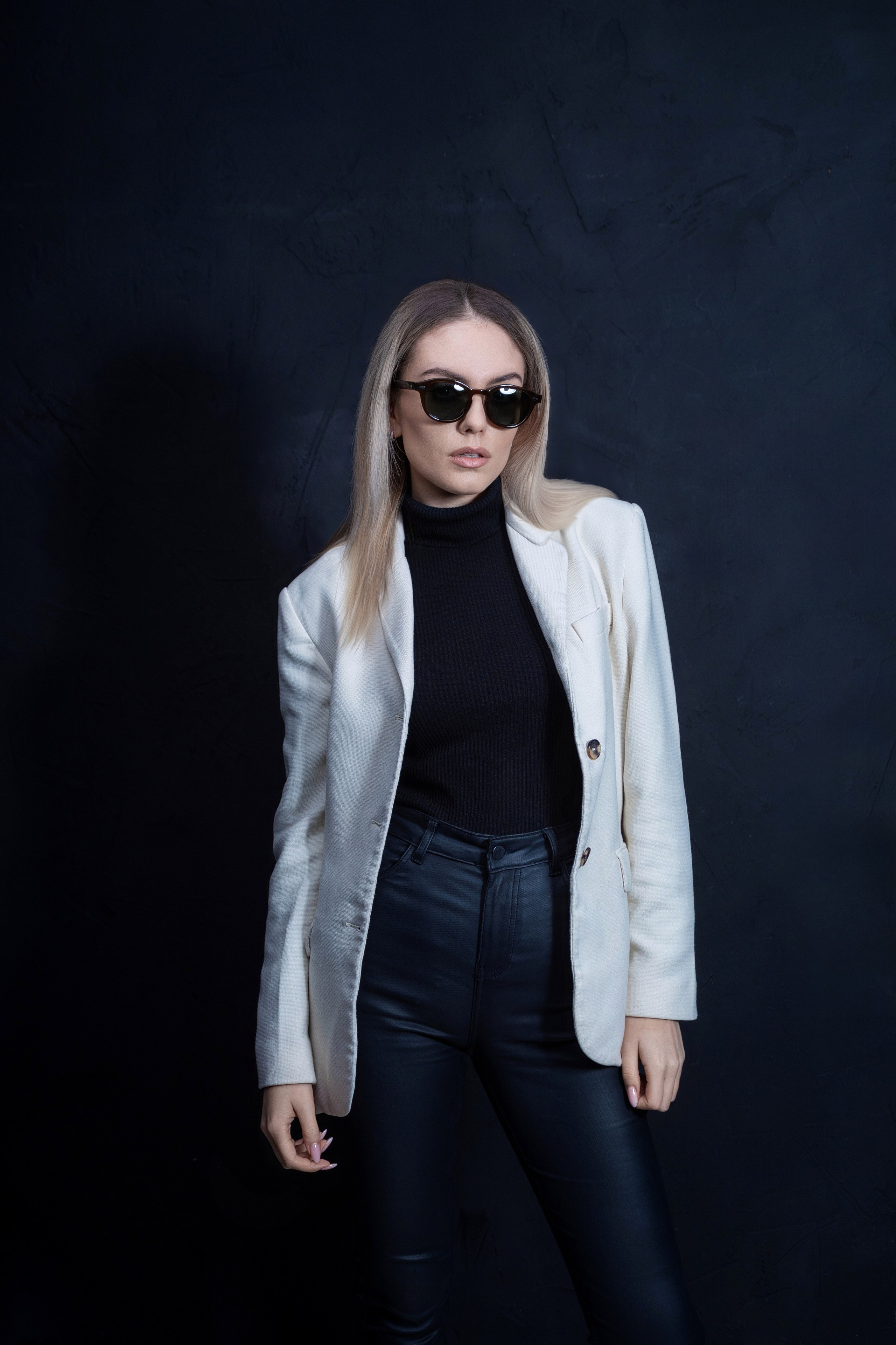 Portrait photographer, wedding photographer, studio photographer, love story photo shoot, concert photographer, reportage photographer, commercial photographer, fashion photographer, worldwide photographer, subject photographer