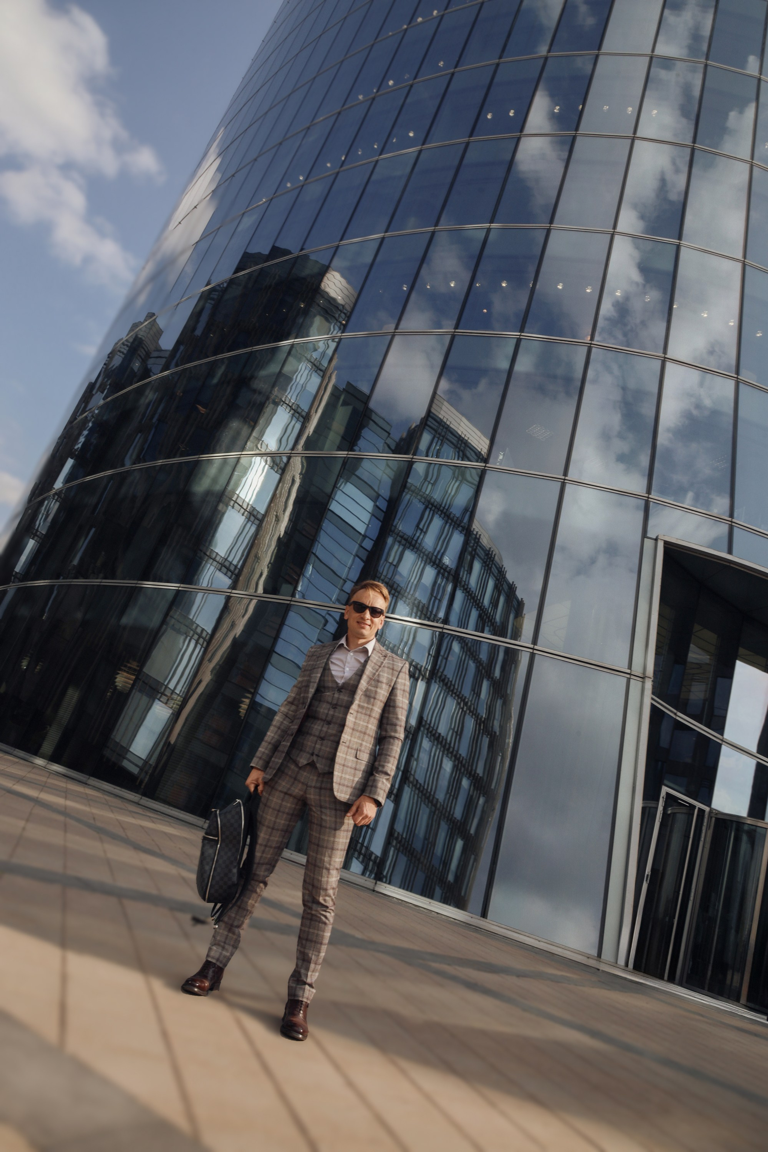 деловой портрет мужчины в городской среде