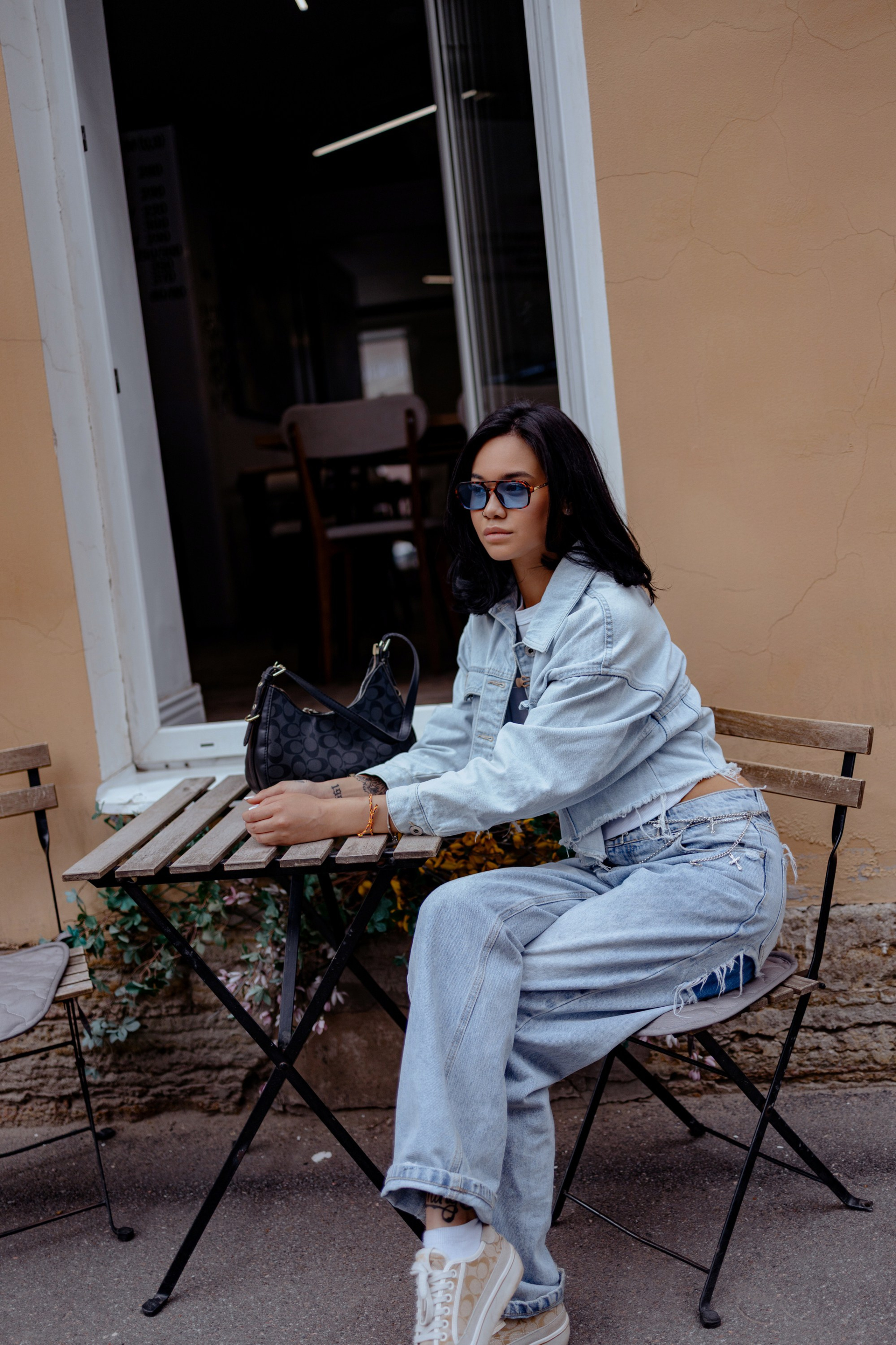 Лера в стильном образе на фоне питерской архитектуры