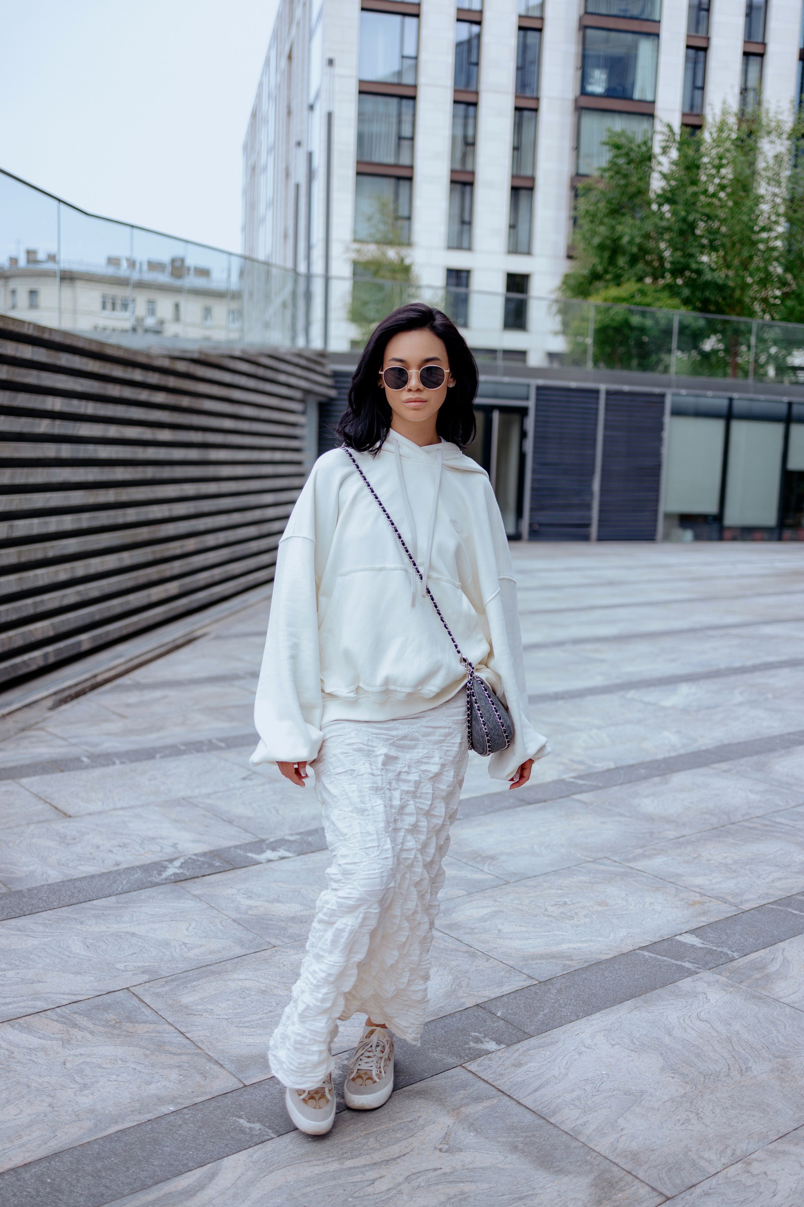 Лера в стильном образе на фоне питерской архитектуры