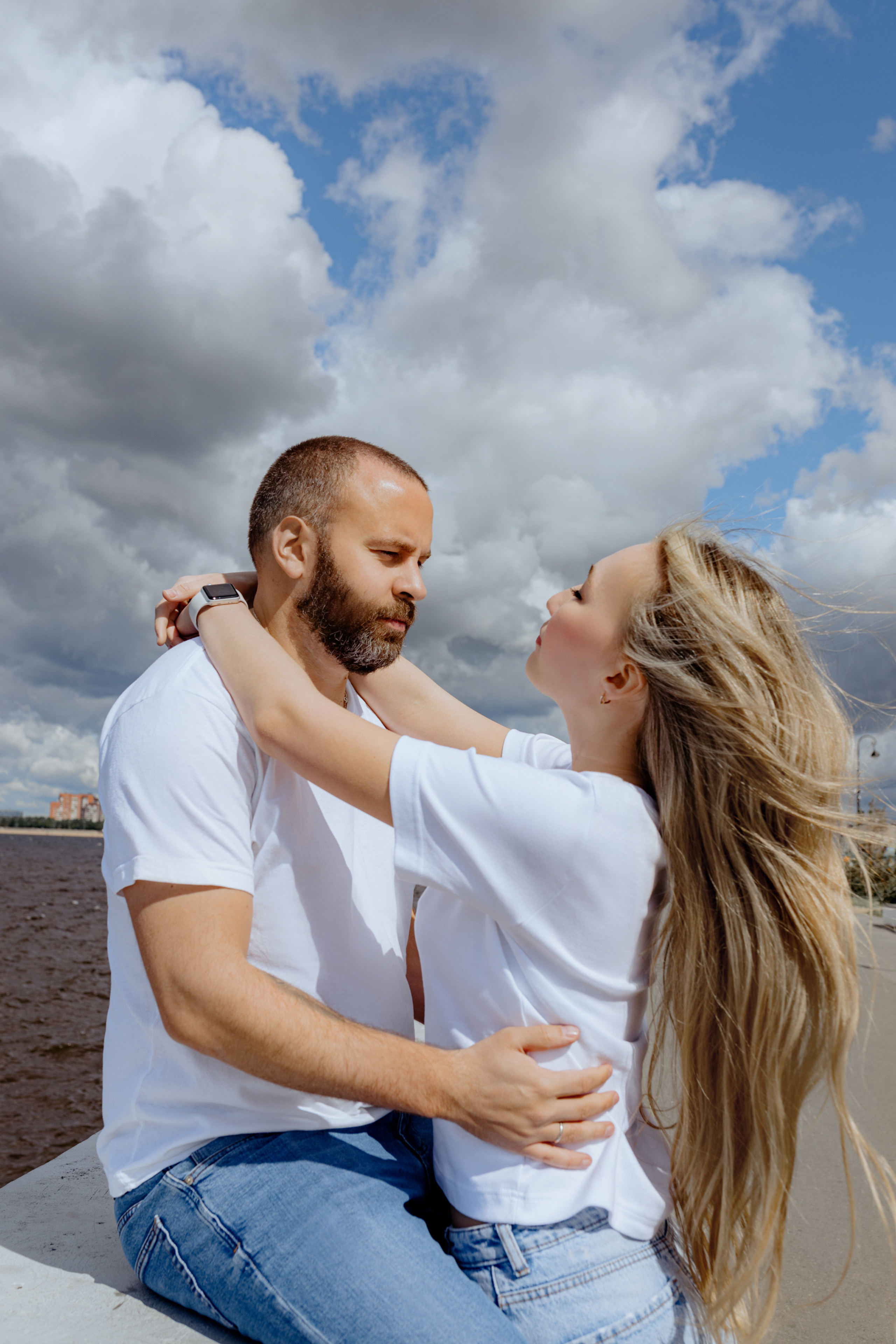 летняя фотосессия пары в городе