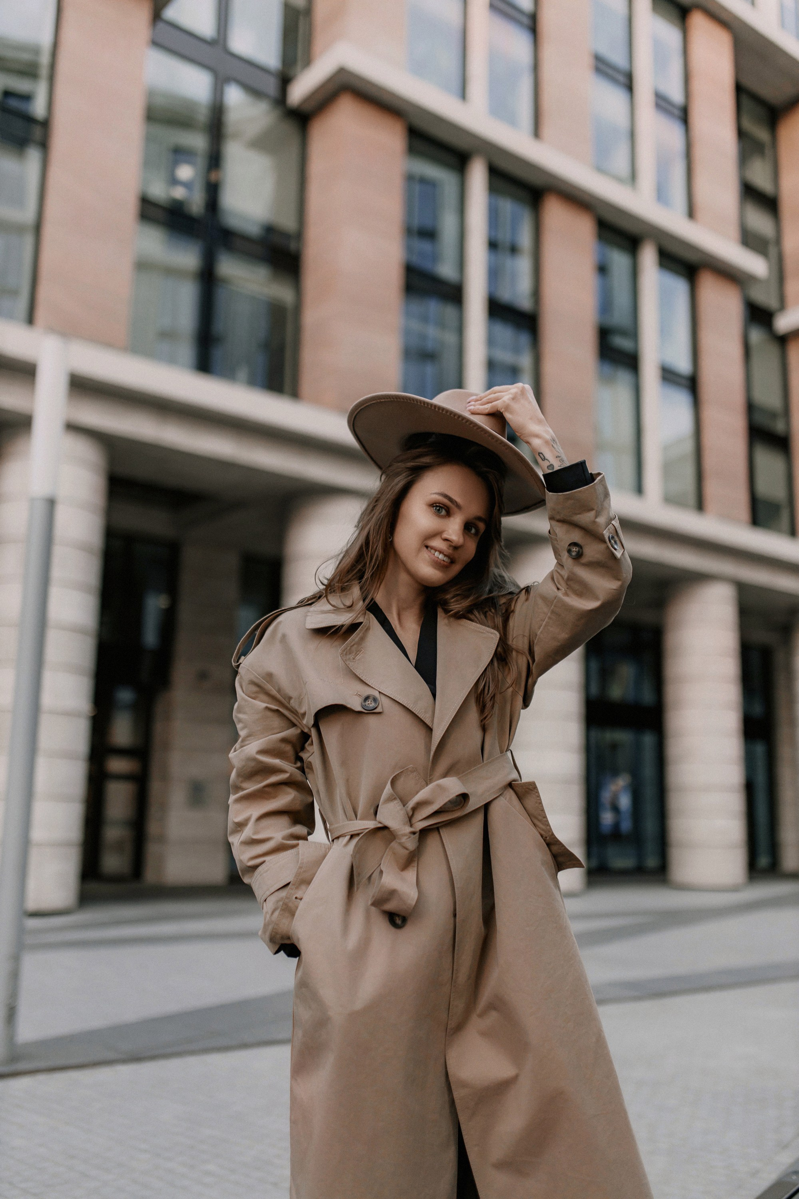 портрет женщины на улице невская ратуша