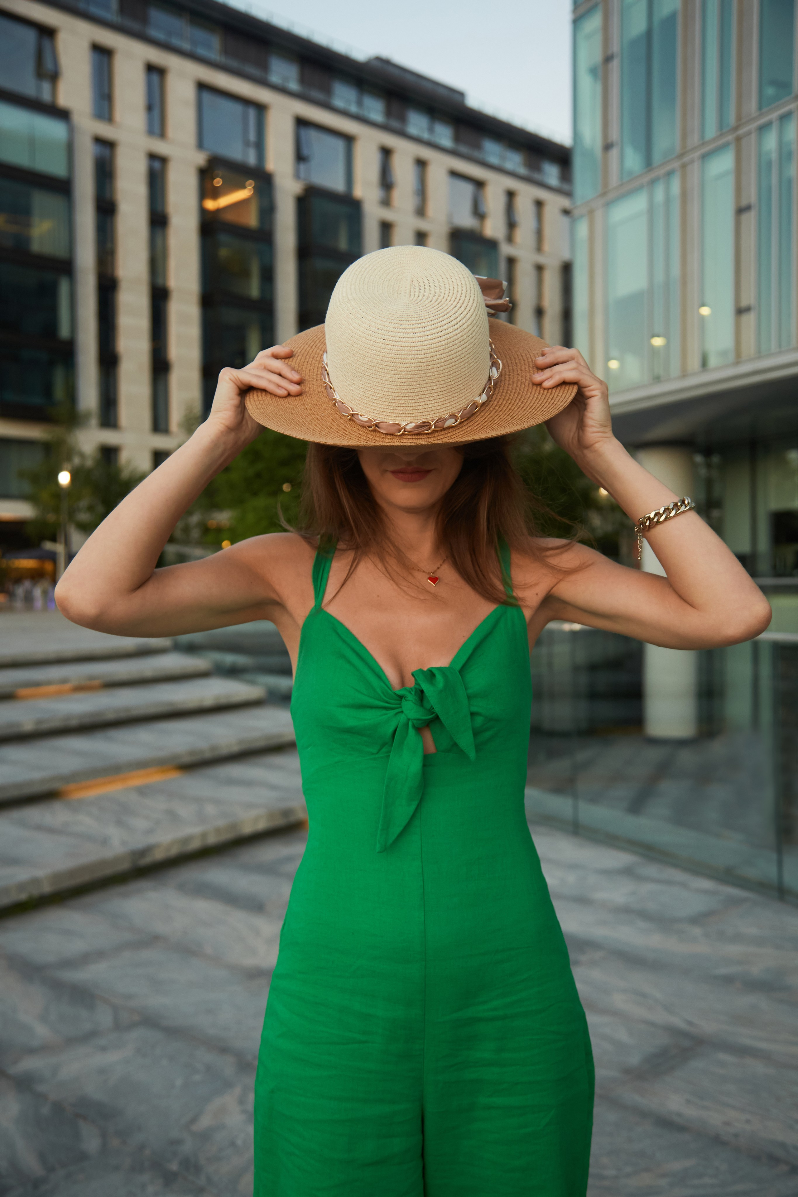 женский портрет в модном образе на улице спб