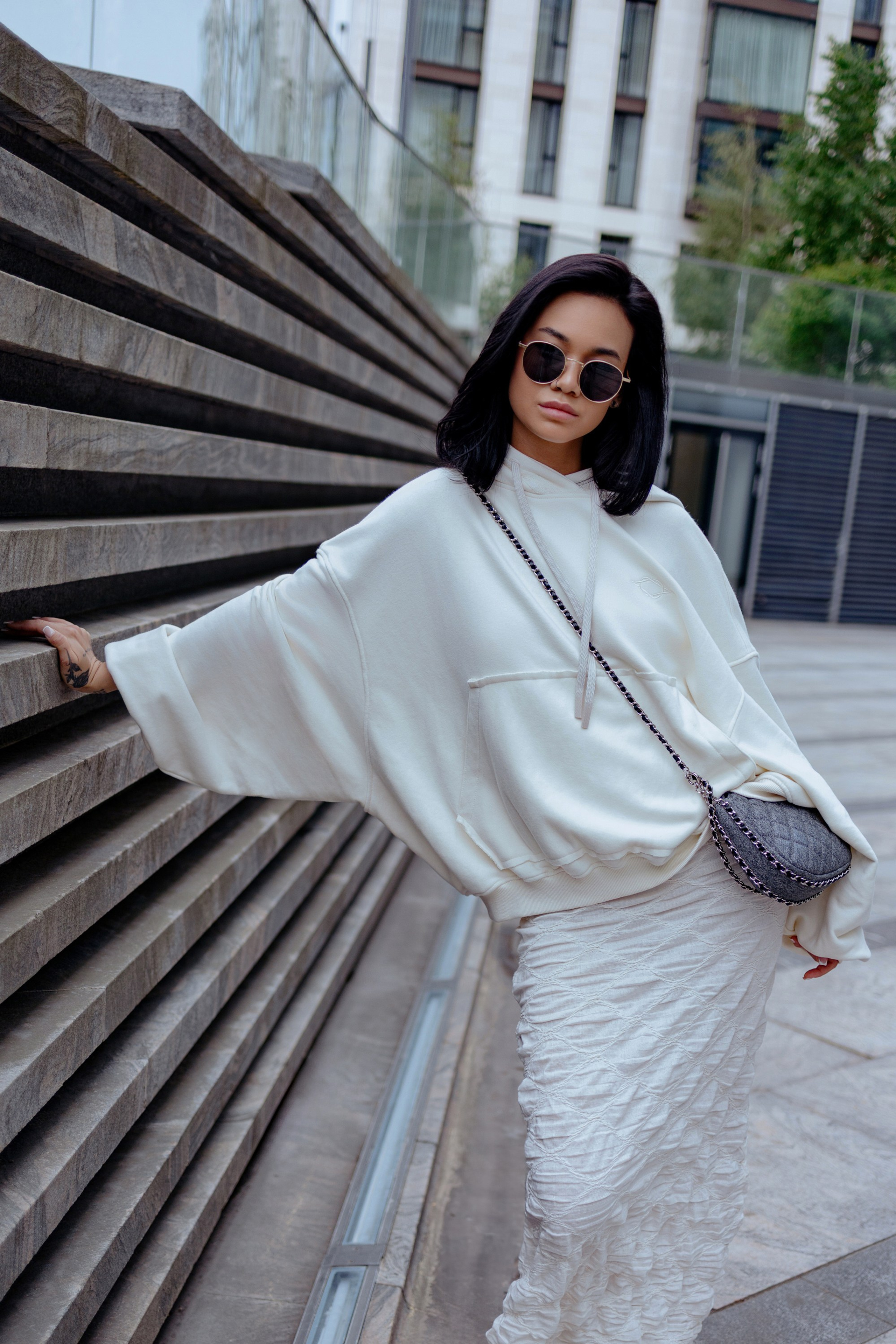 Лера в стильном образе на фоне питерской архитектуры