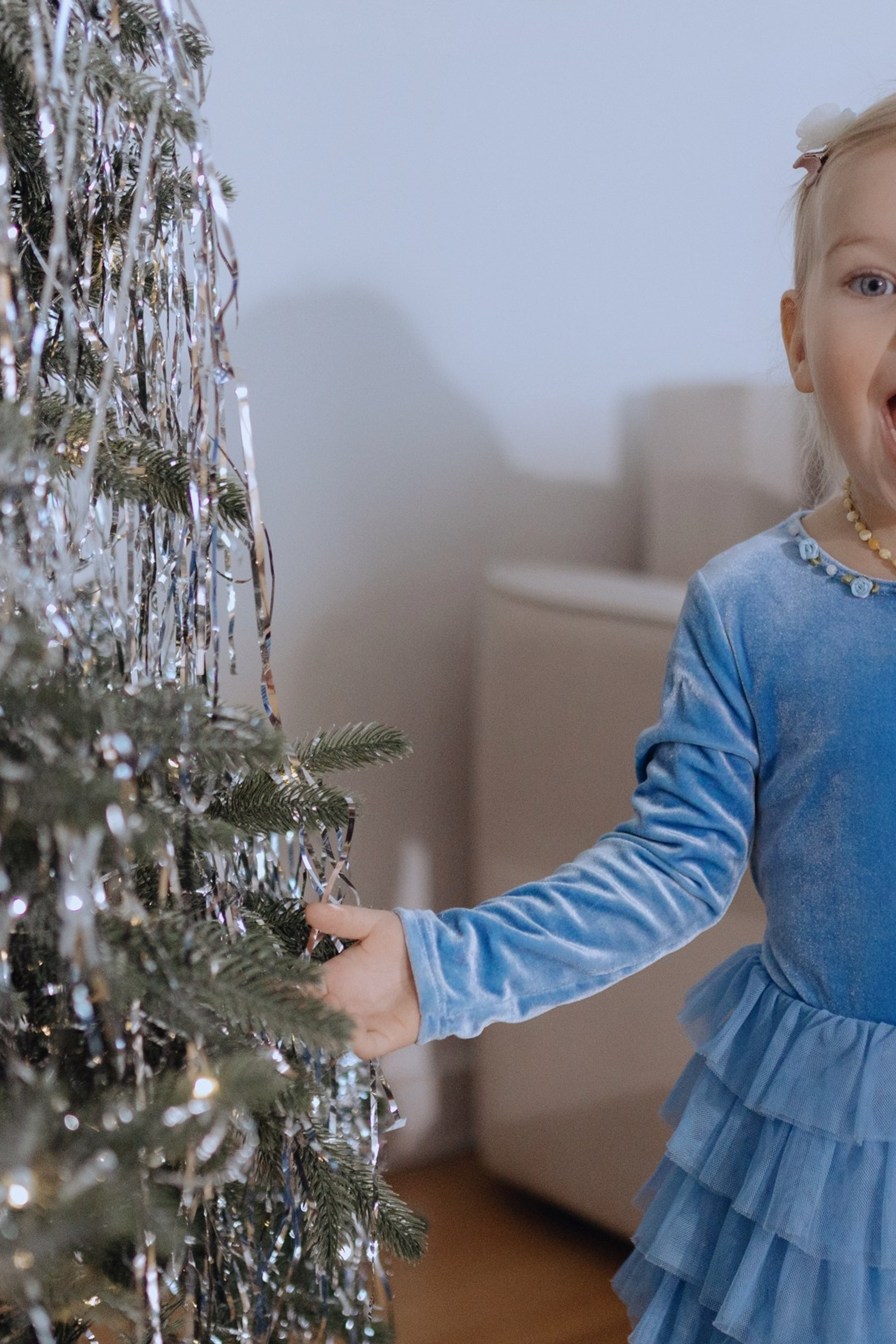 семейная съёмка родителей и детей в интерьере