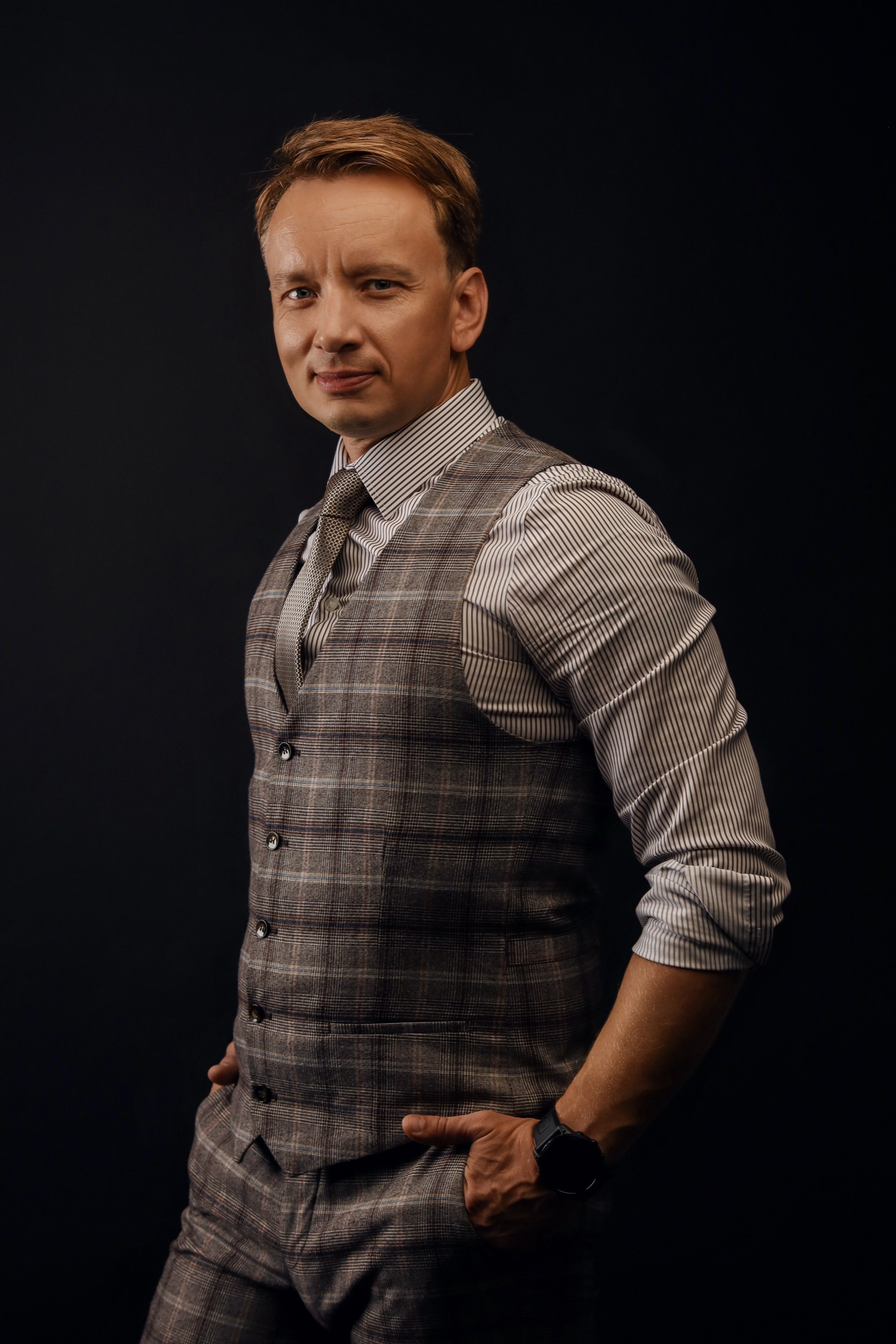 мужской деловой портрет в минималистичной студии