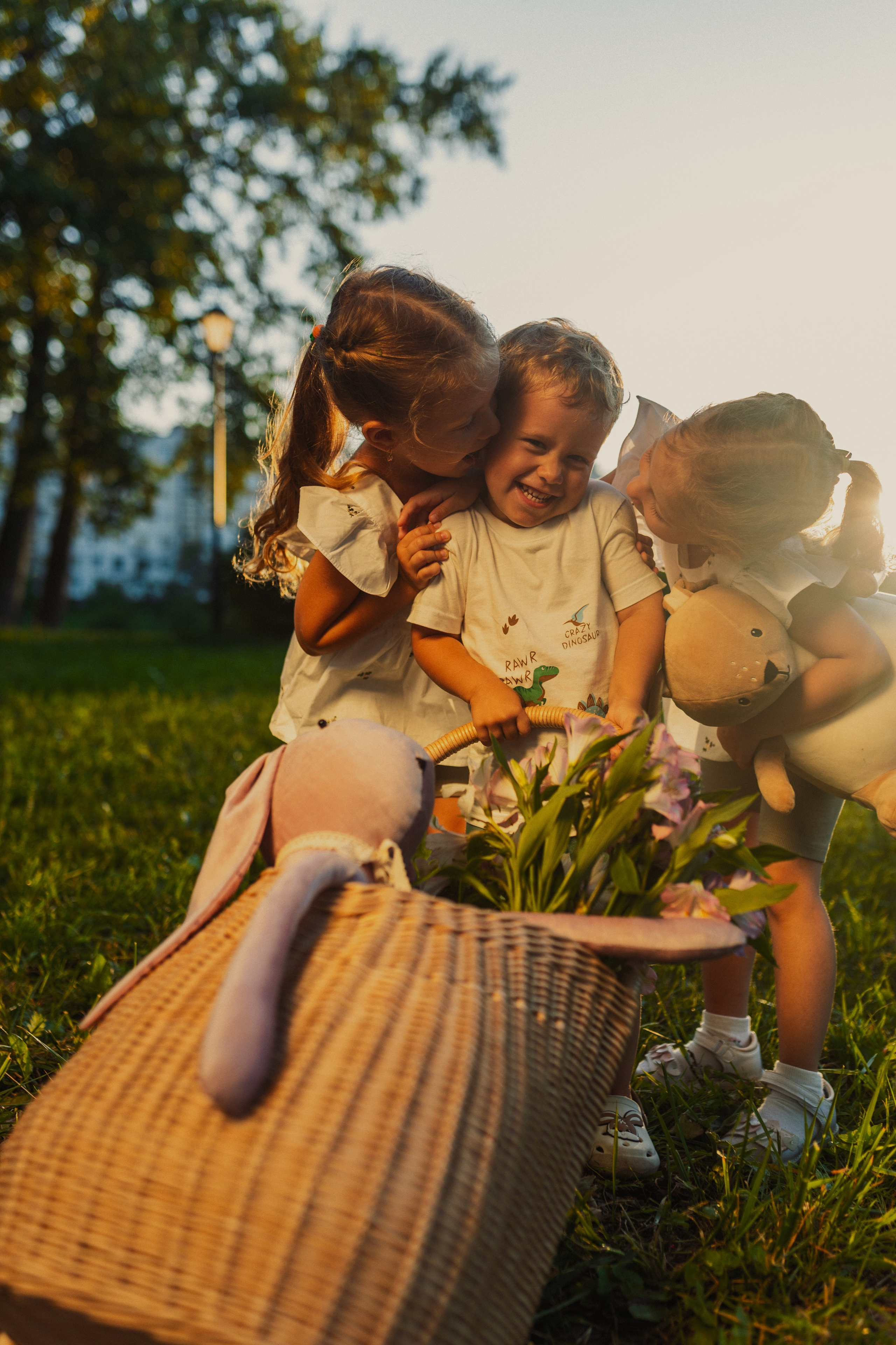 летняя фотосессия семьи в светлой эстетике