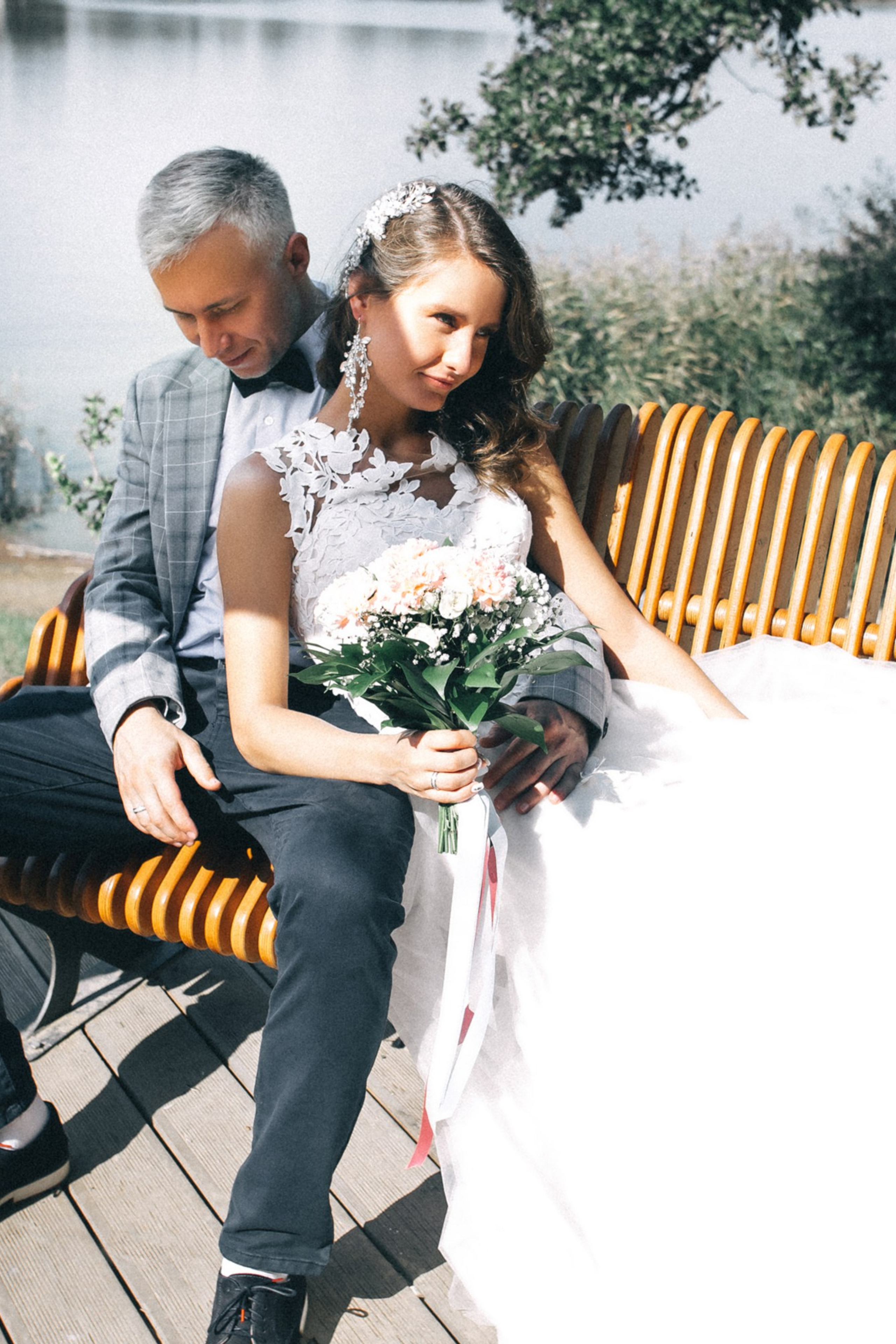 летний свадебный портрет на прогулке