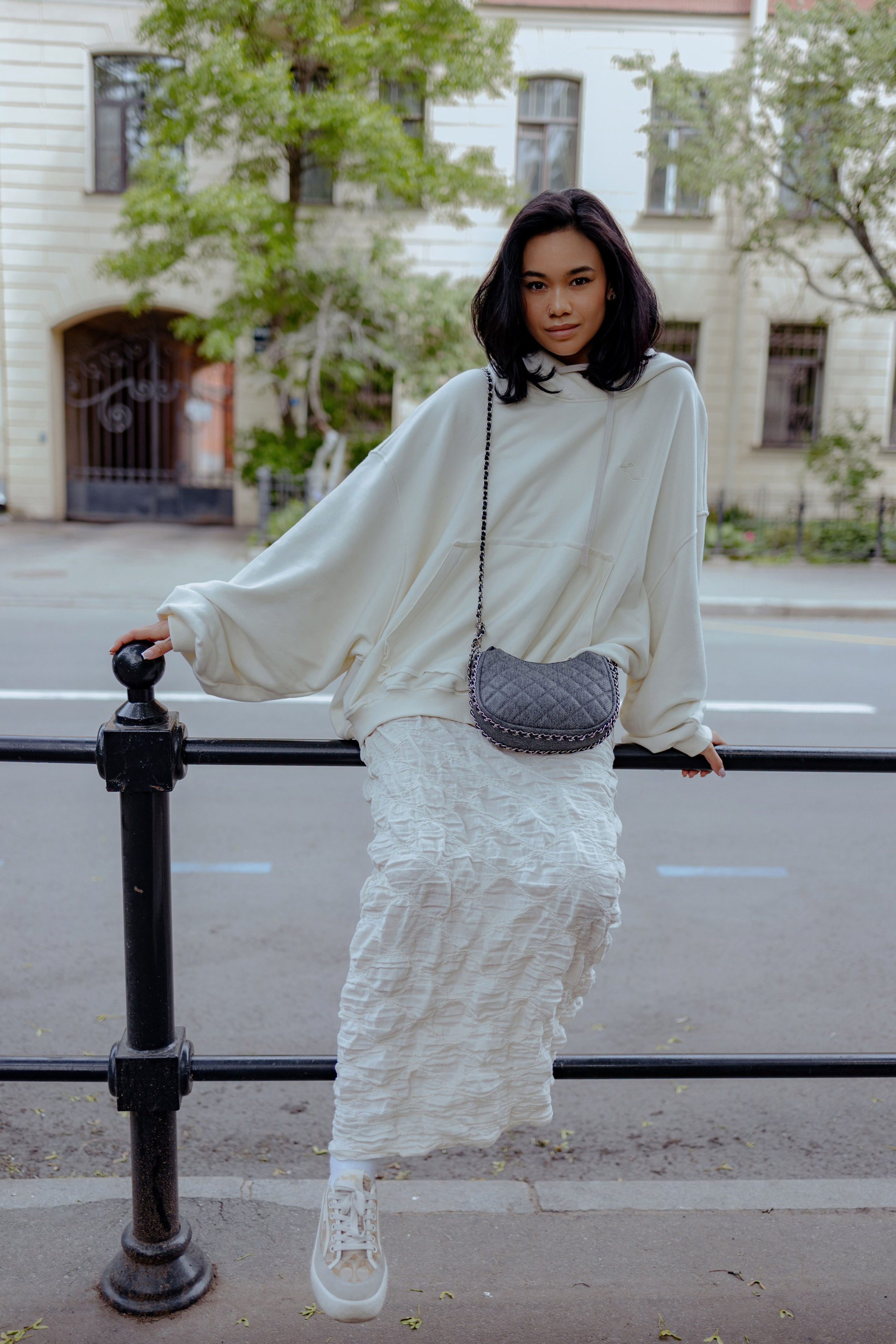 Лера в стильном образе на фоне питерской архитектуры