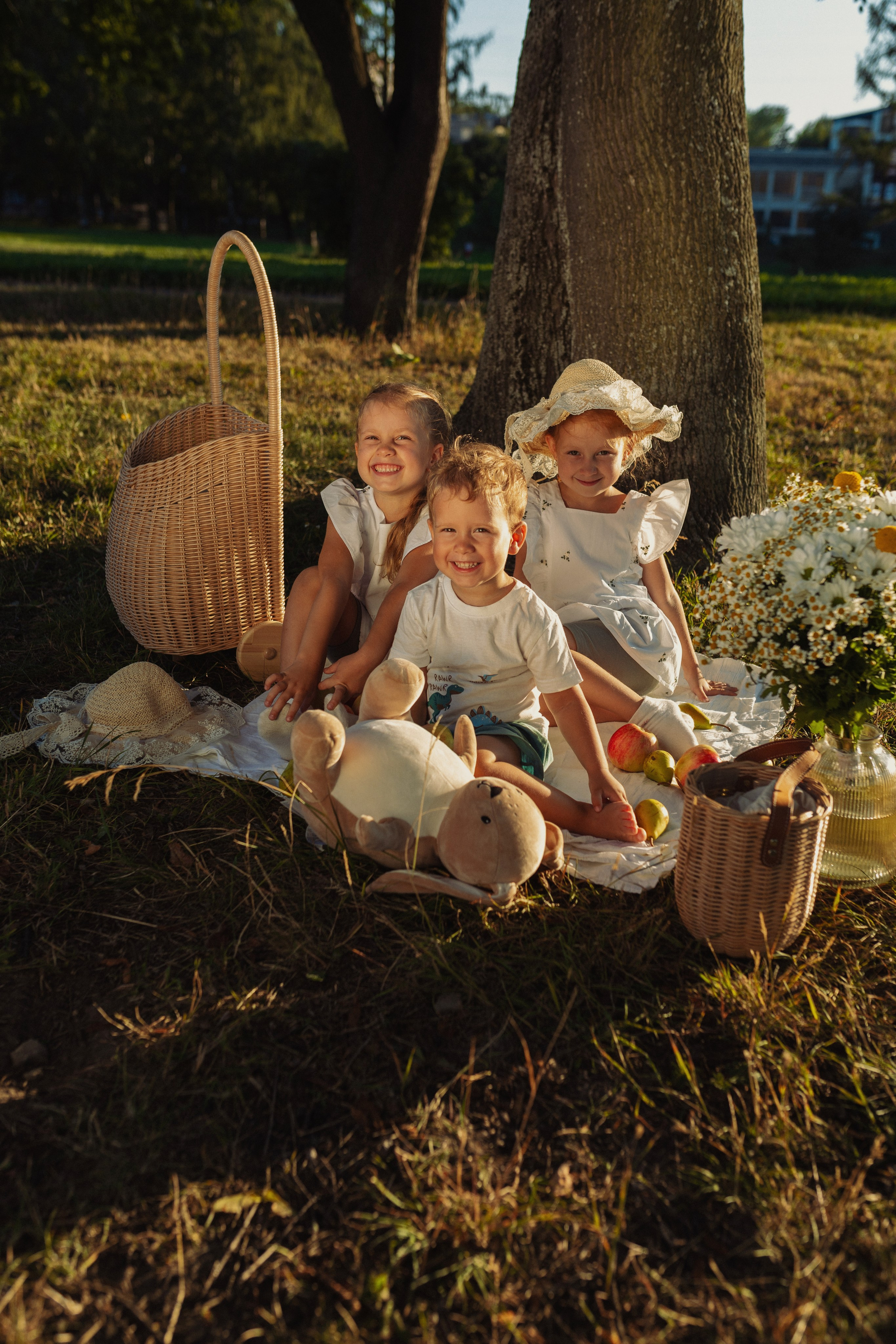 летняя фотосессия семьи в зелёном пространстве