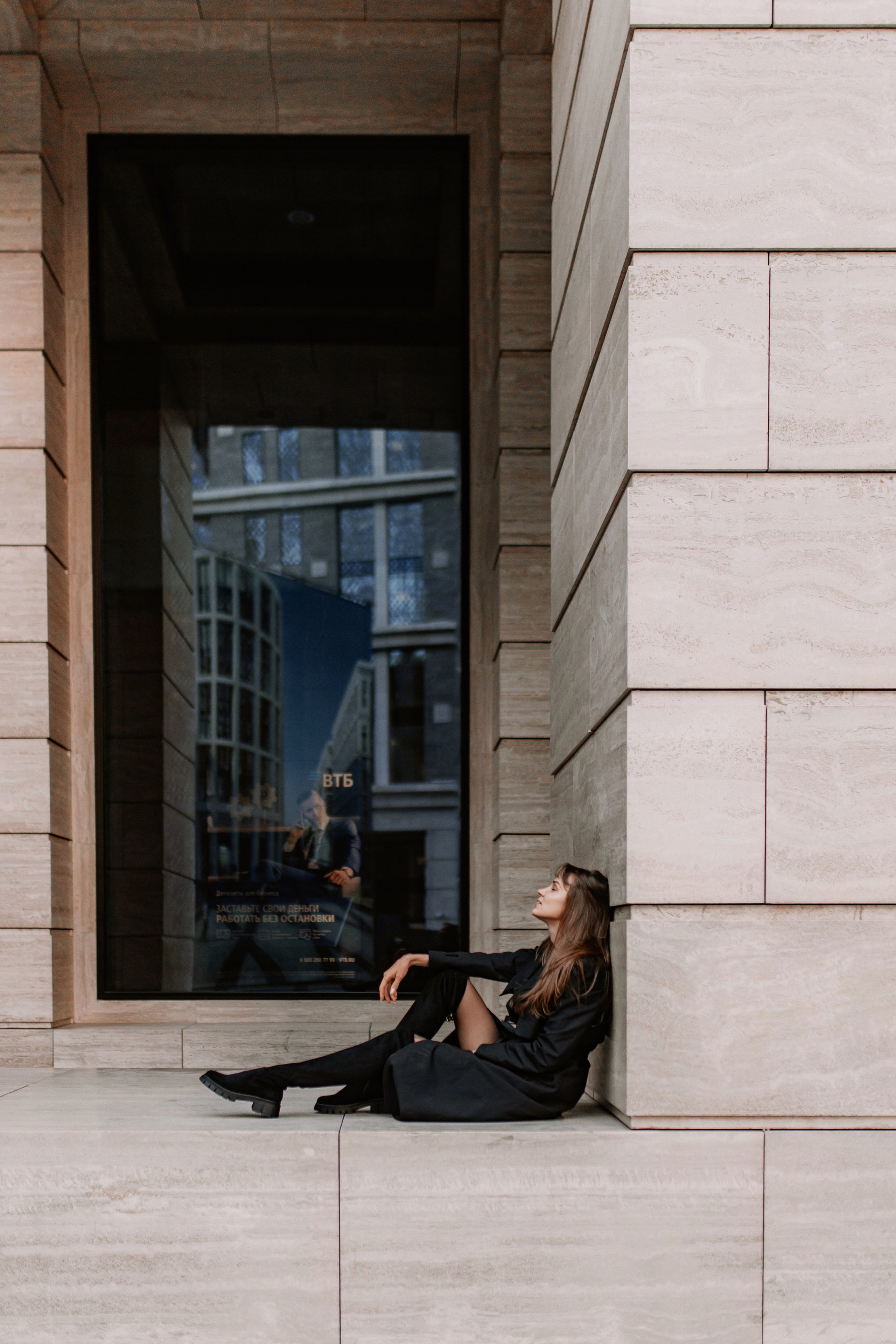 портрет женщины в современной городской локации