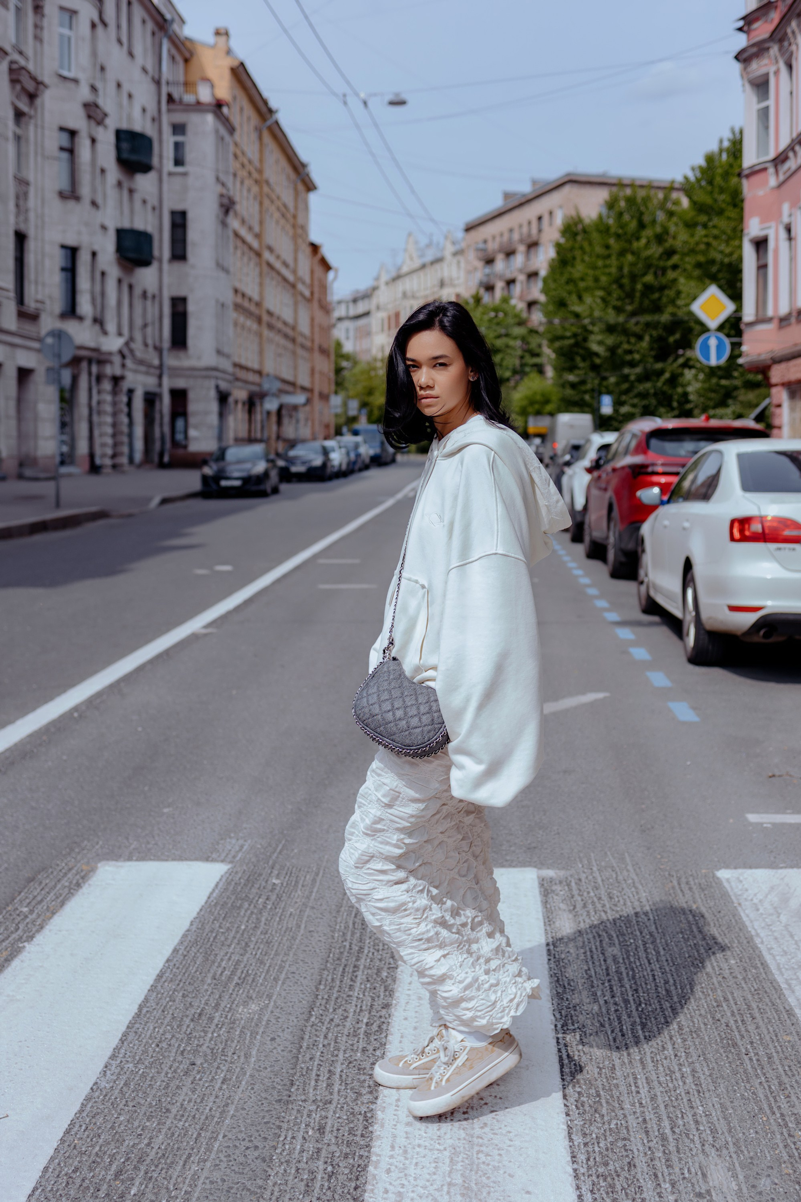 Лера в стильном образе на фоне питерской архитектуры