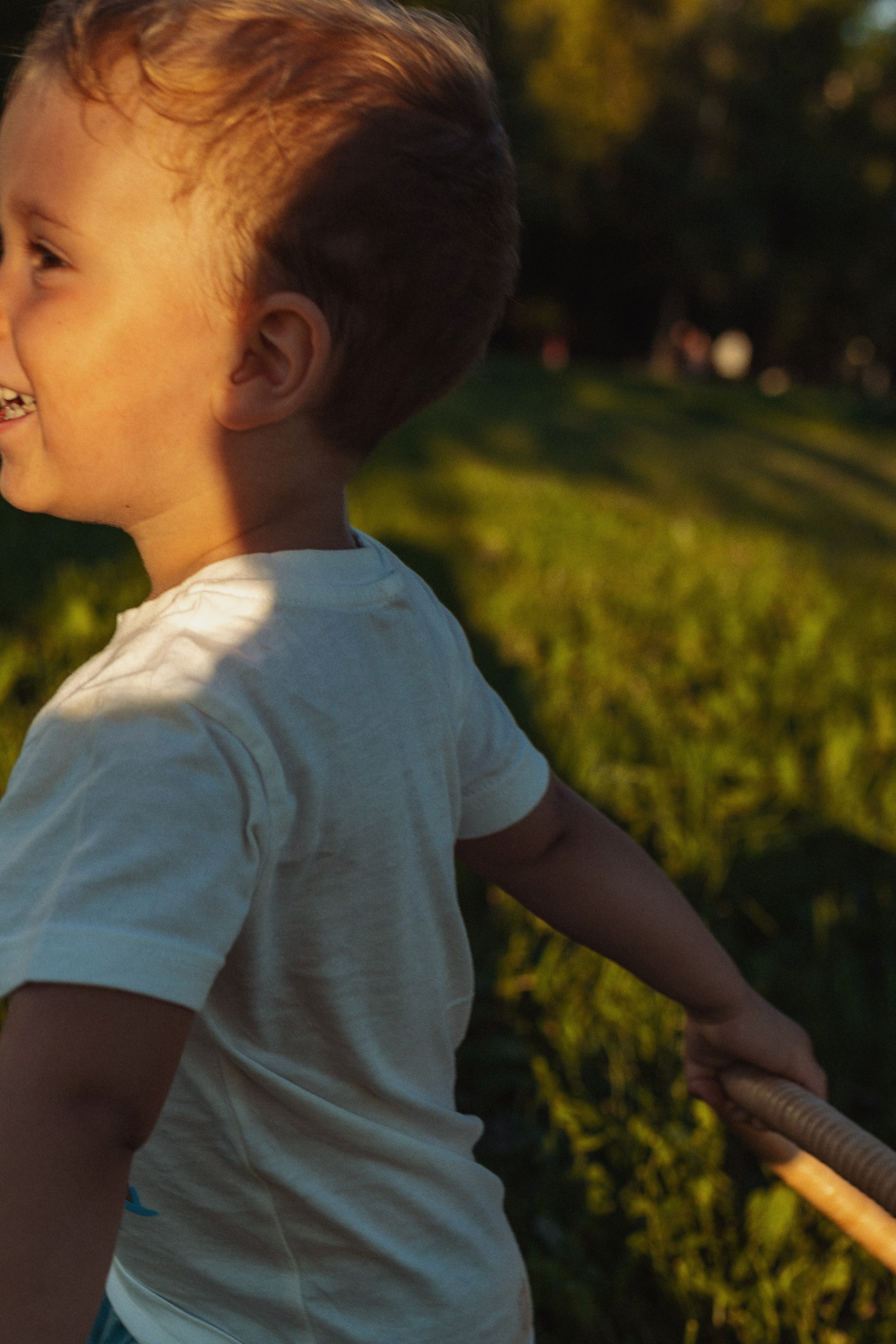 фотосессия семьи с тремя детьми в солнечной эстетике