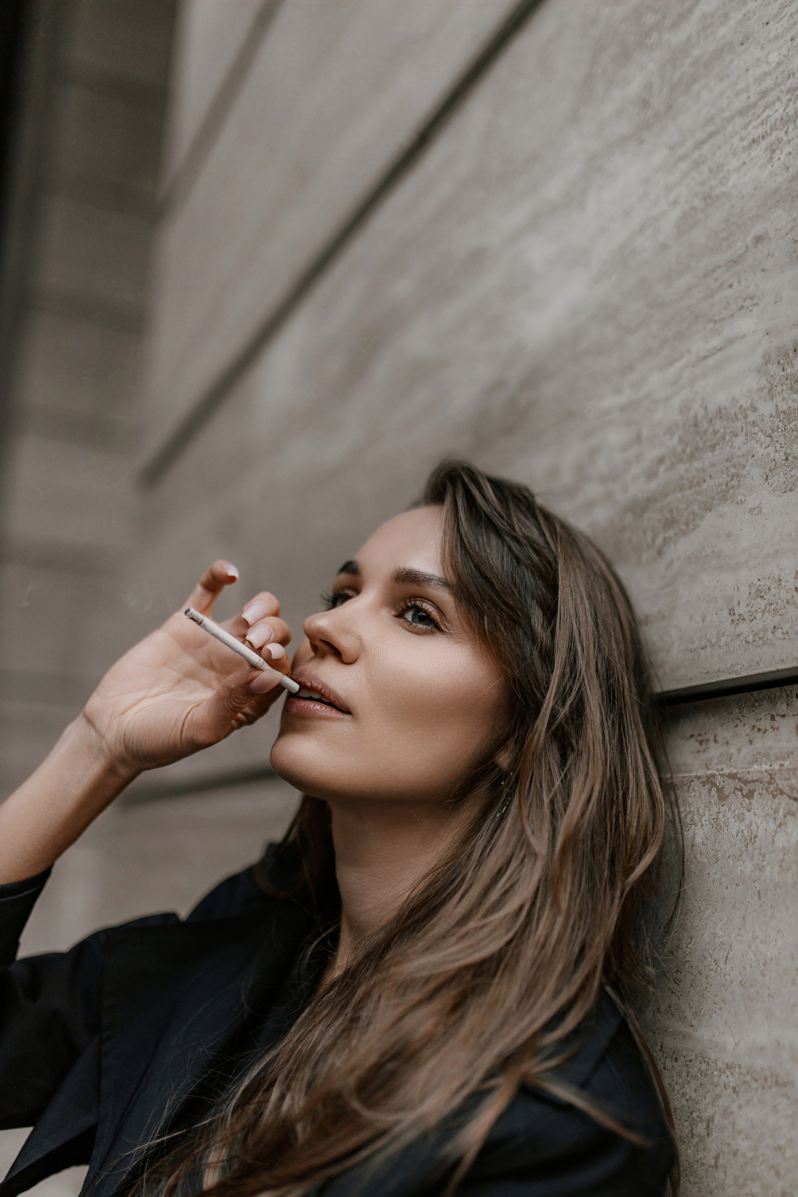 женский портрет на фоне стекла и бетона спб