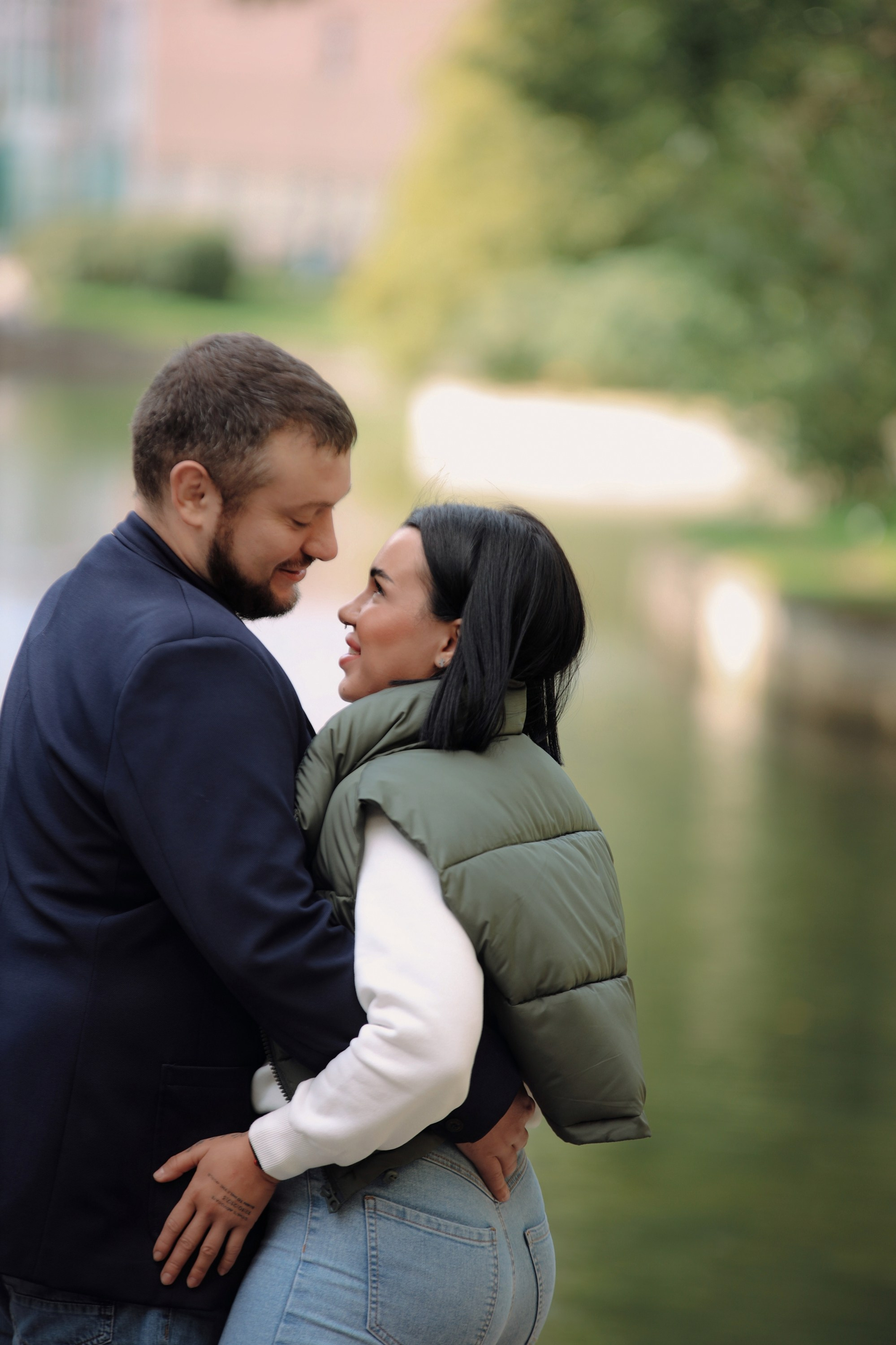 прогулка влюблённой пары летом