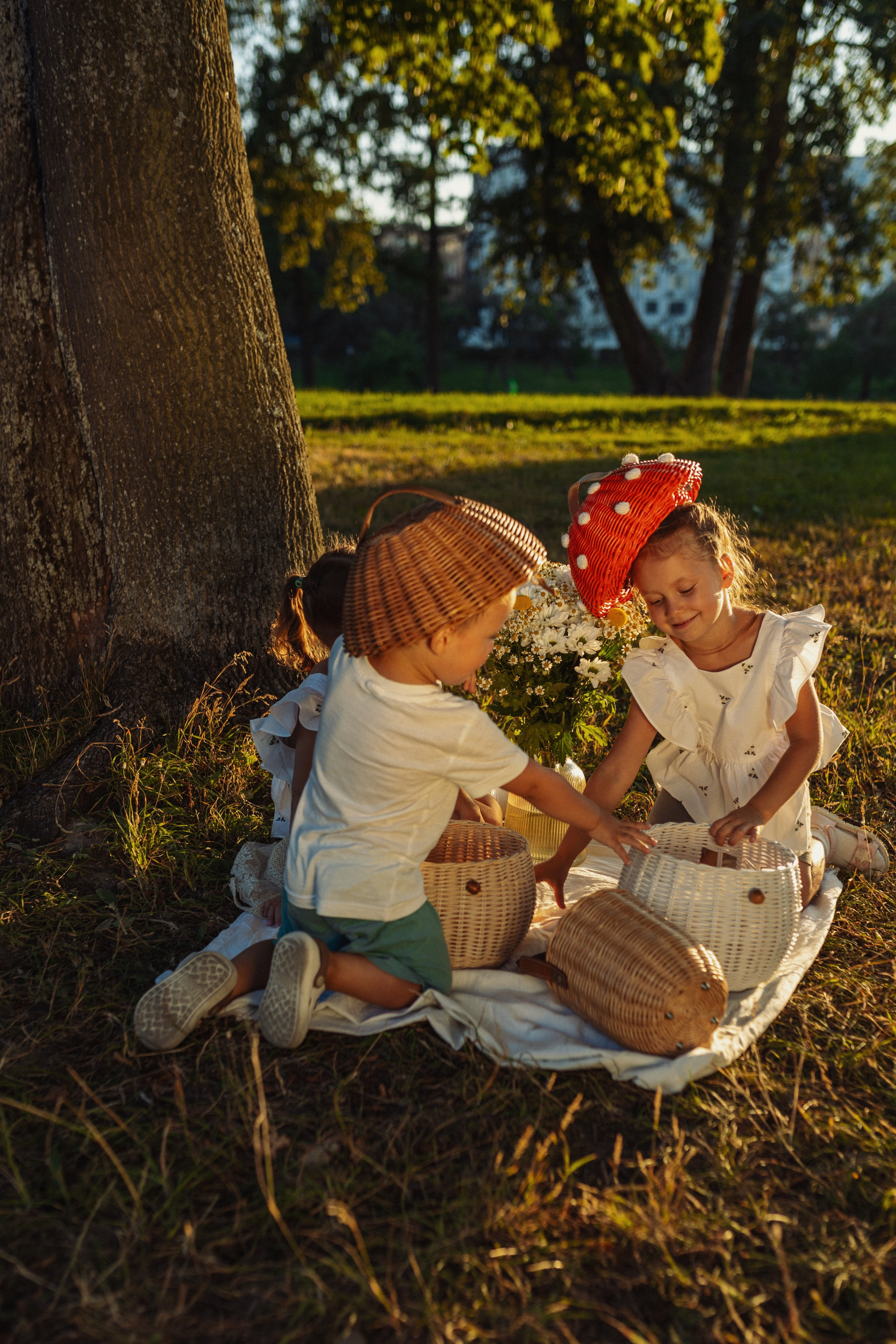 семейная фотосъёмка с тремя детьми в городе