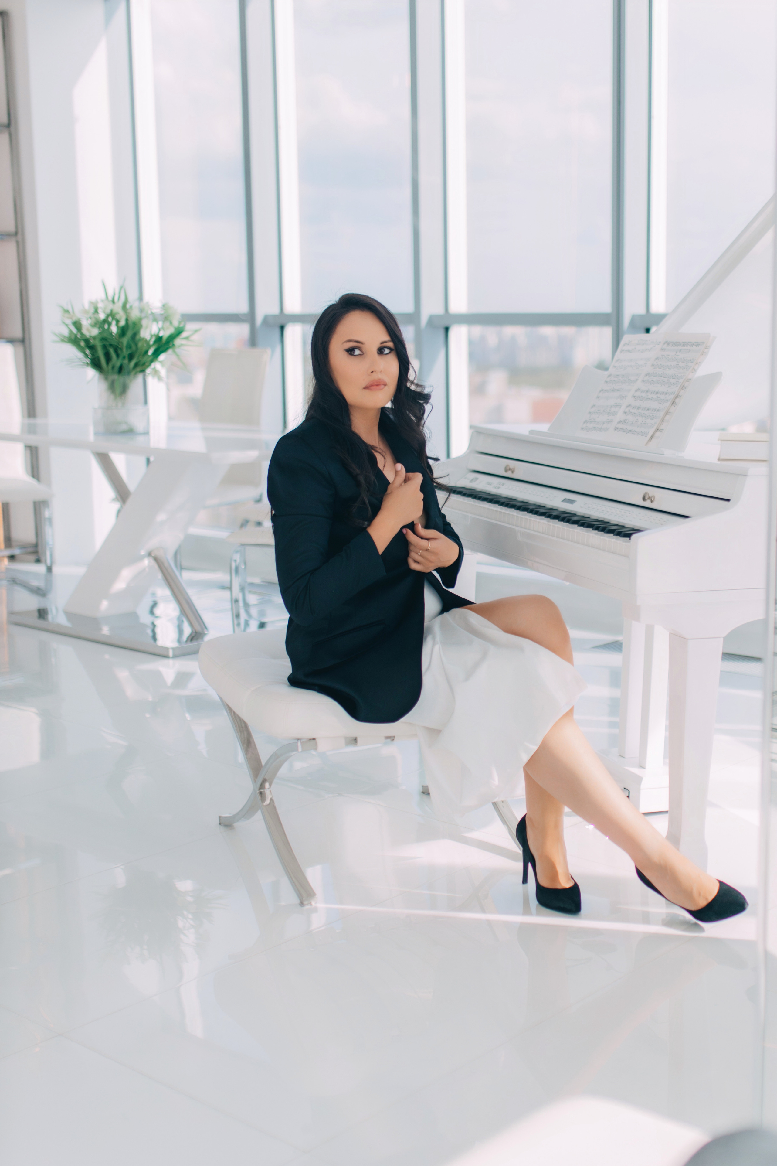 портрет деловой женщины в интерьерной фотостудии