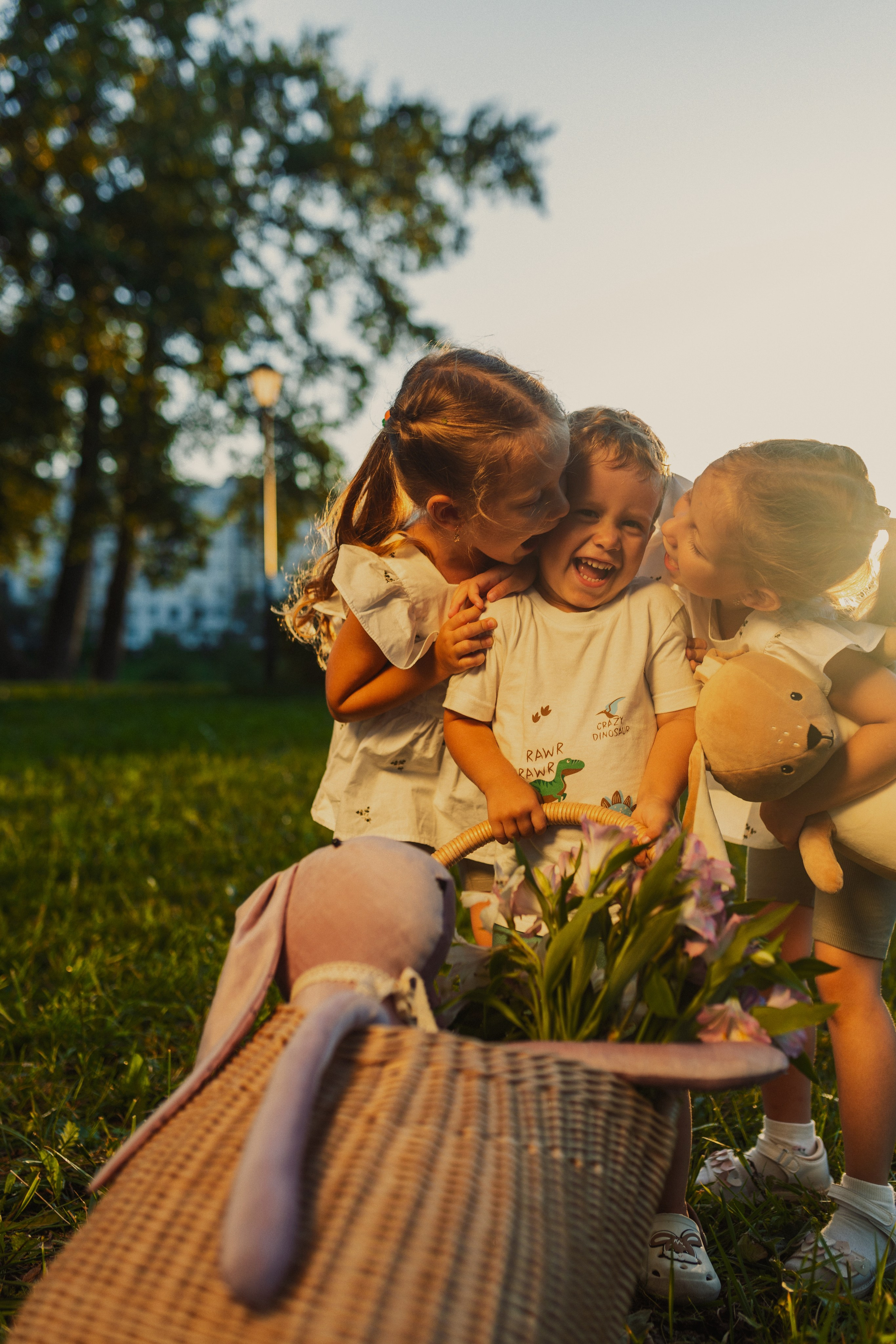 летний портрет семьи с тремя детьми
