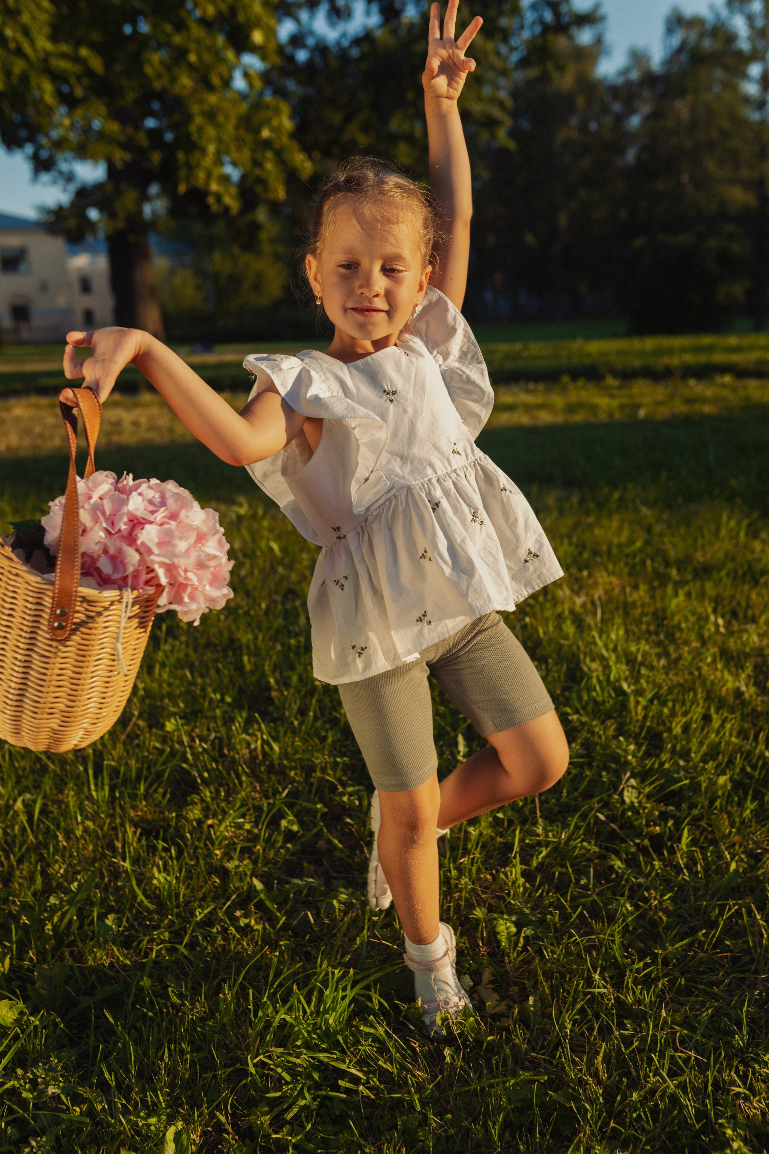 фотосъёмка семьи летом в спокойной эстетике