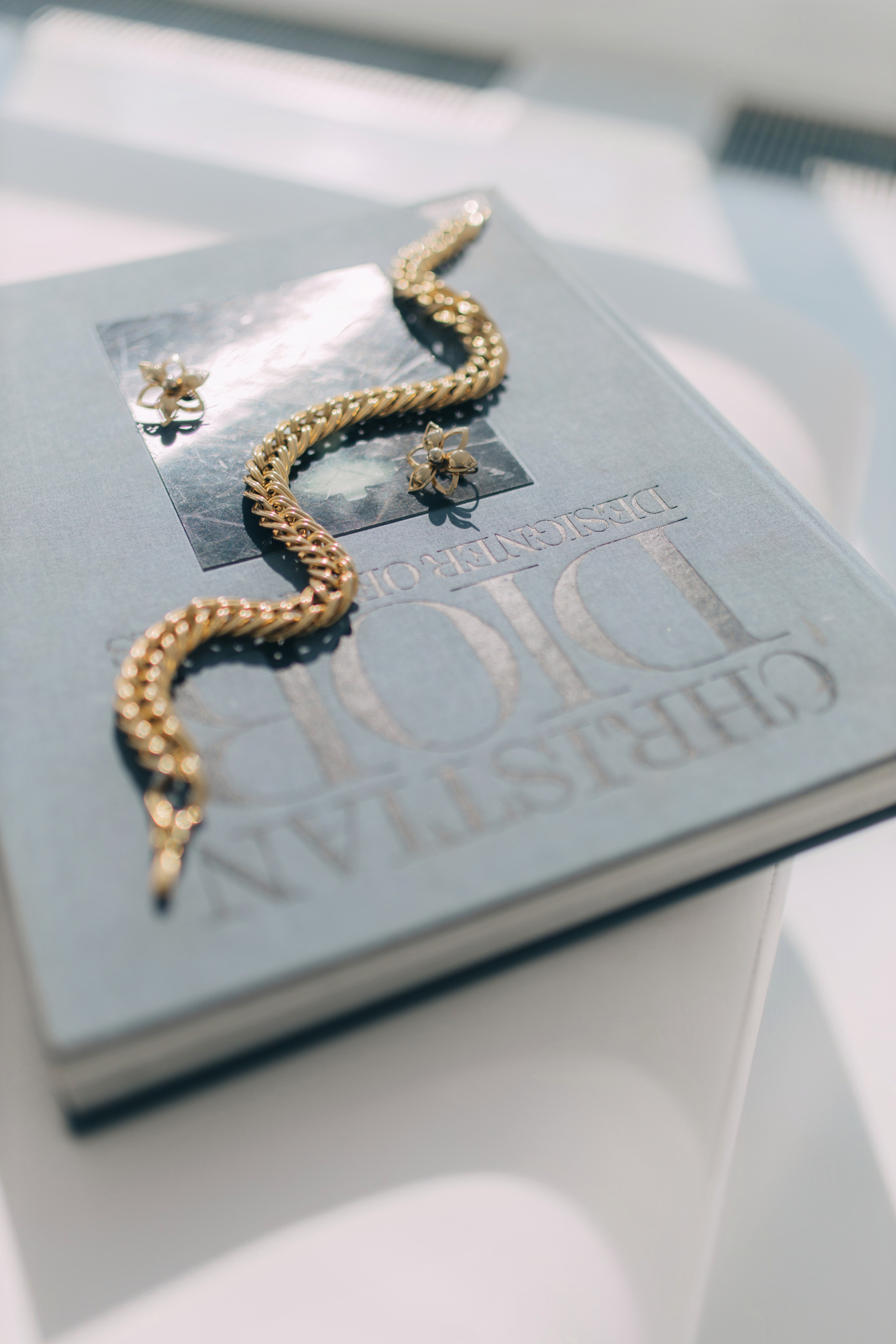 женский деловой портрет в светлой интерьерной студии