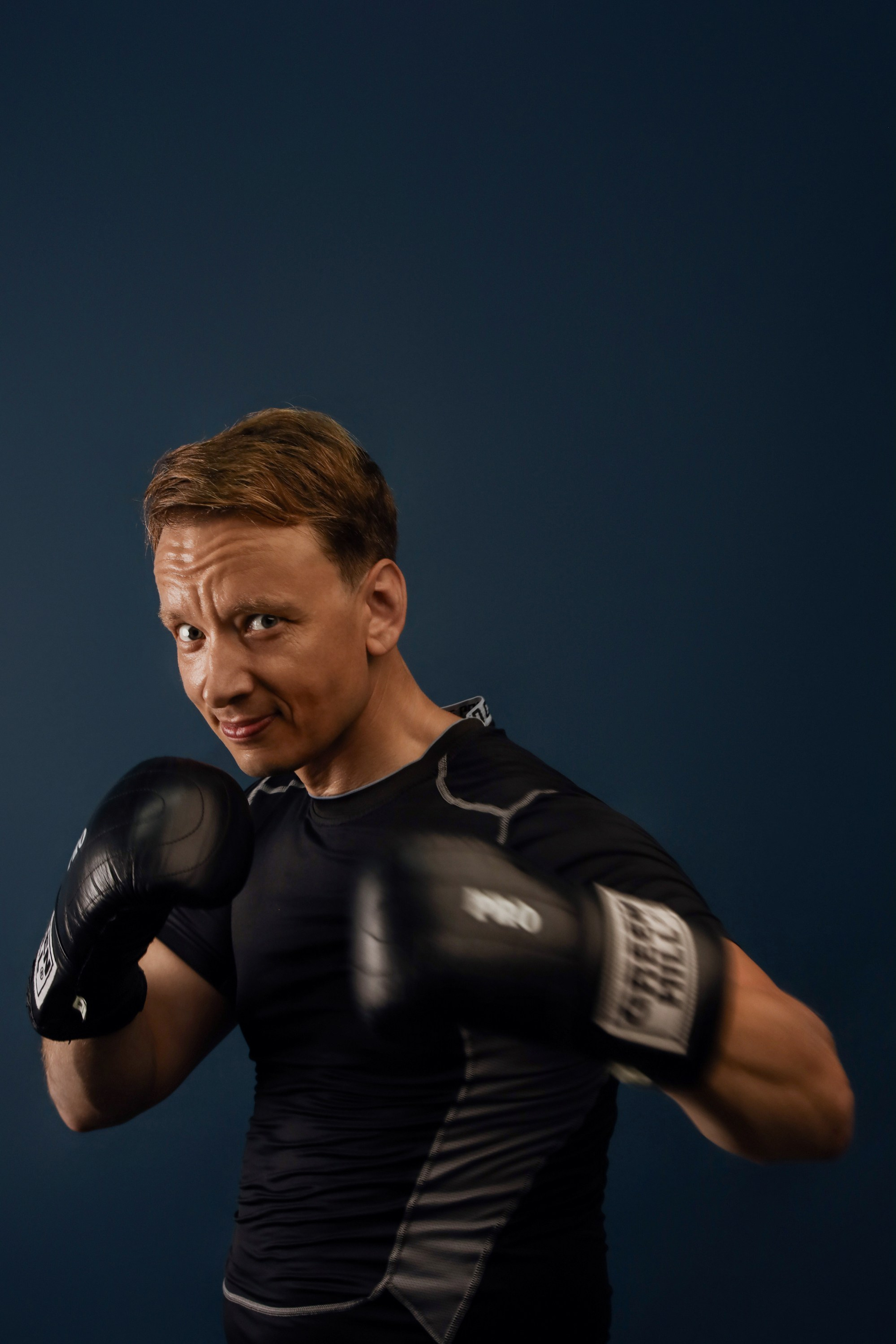 деловой портрет мужчины без декора студия